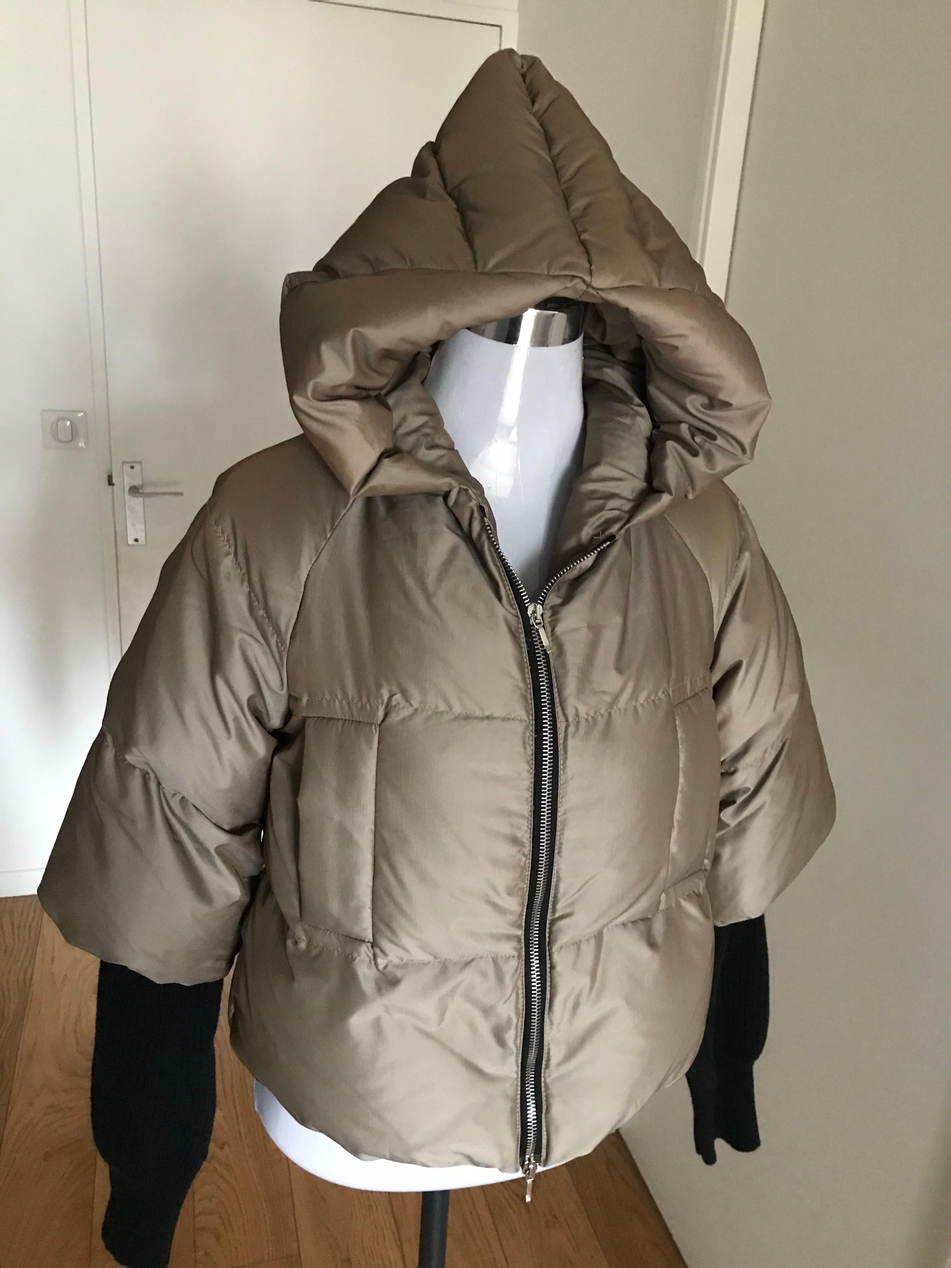 Bellissimo piumino corto. Modello raro e ricercato. Condizioni perfette. Bel colore taupe. Adatto a una 38. Vera piuma d'oca.