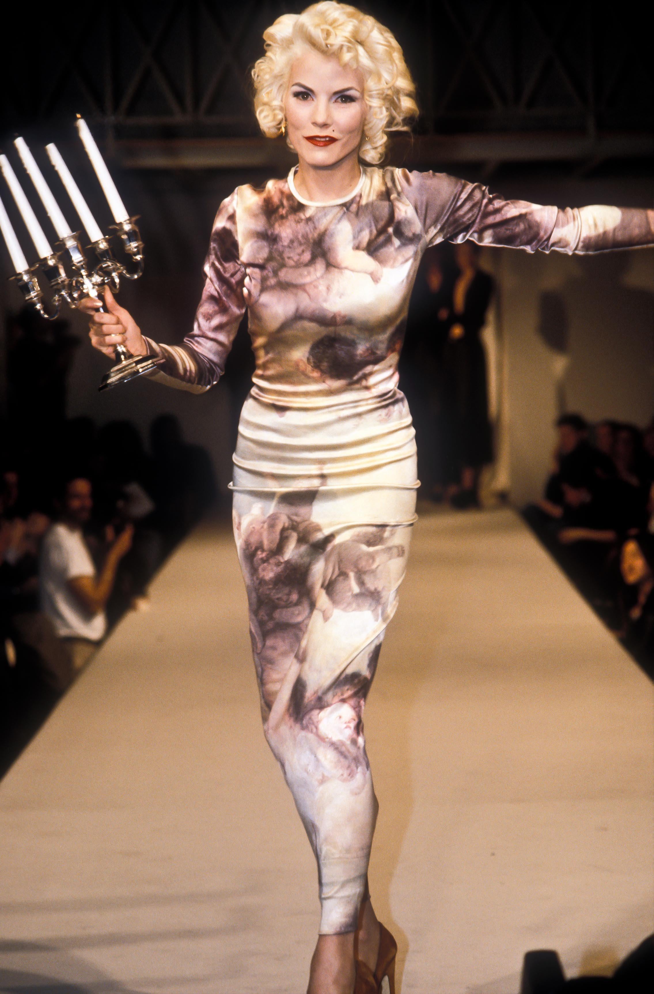 Vivienne Westwood Abend-Maxikleid mit Amor-Druck, fw 1991 im Angebot 1