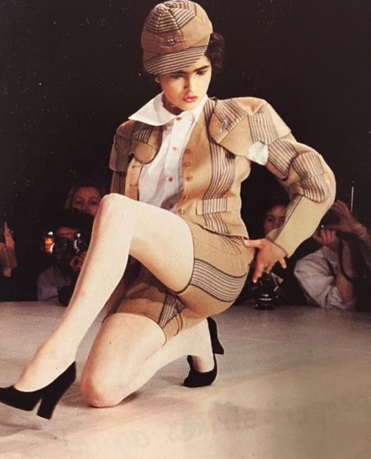 -  Seltene Vintage Vivienne Westwood grün gestreifte Armour Jacke 
- Verkauft von Skof.Archive 
- Herbst-Winter 1988/89 'Time Machine' Collection
- Tailliert geschnittenes Hauptteil mit zwei gefütterten Pattentaschen 
- Abnehmbare, mit Epauletten