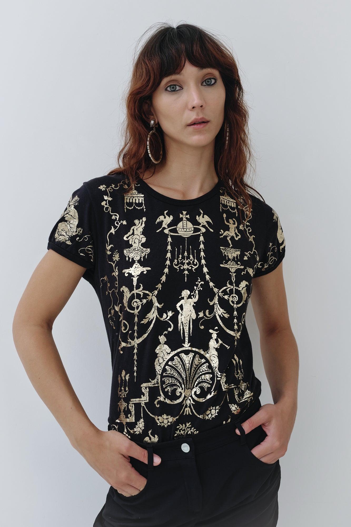 Fabriqué en Angleterre, ce t-shirt Vivienne Westwood date de la collection Portrait F/W 1990 et présente un imprimé Boulle métallique doré sur le devant et le dos. Cette pièce très collectionnable et immédiatement reconnaissable de Westwood a