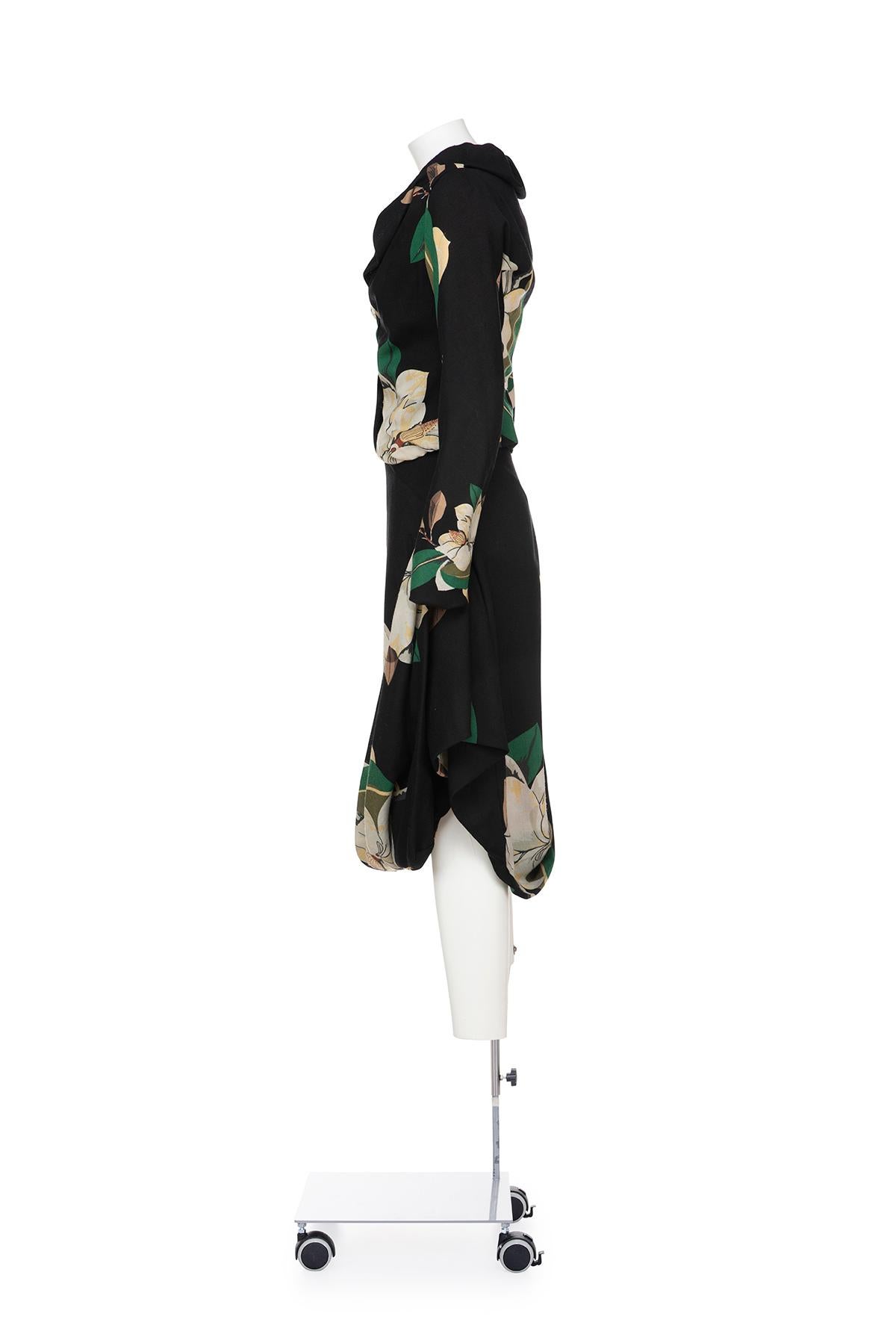 Rare Fall Winter 2000 floral suit with shawl collar jacket and draped skirt by Vivienne Westwood
Snap button closure on the jacket
Zip closure on the skirt
100% wool

Jacket
Shoulder 49 cm
Widht 40 cm
Length 52 cm

Skirt
Waist 34 cm
Length 72 cm