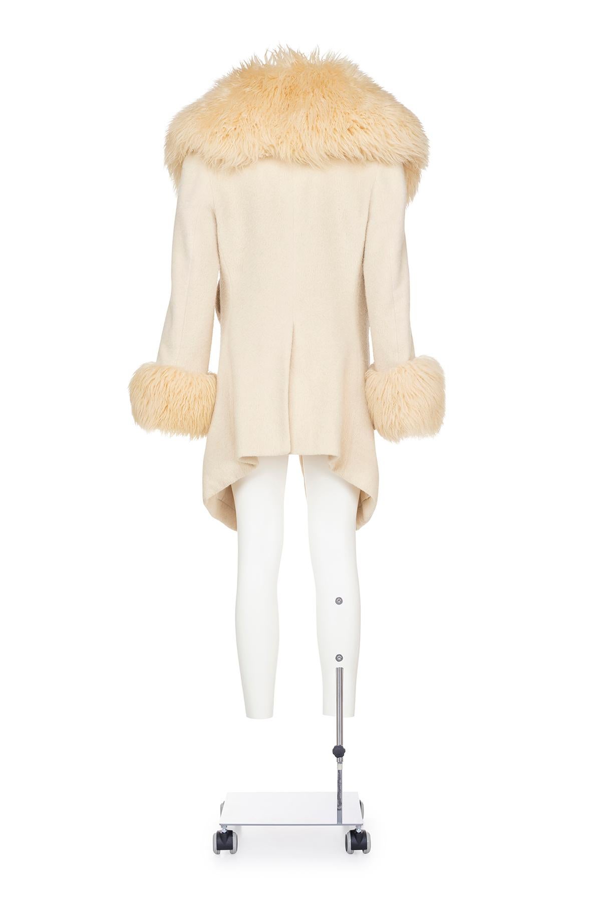 VIVIENNE WESTWOOD FW 92 Ikonischer und seltener Mantel aus der 'Always On Camera' Kollektion (White) im Angebot