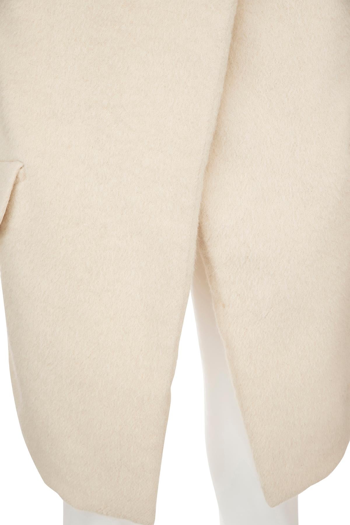 VIVIENNE WESTWOOD FW 92 Ikonischer und seltener Mantel aus der 'Always On Camera' Kollektion im Angebot 2