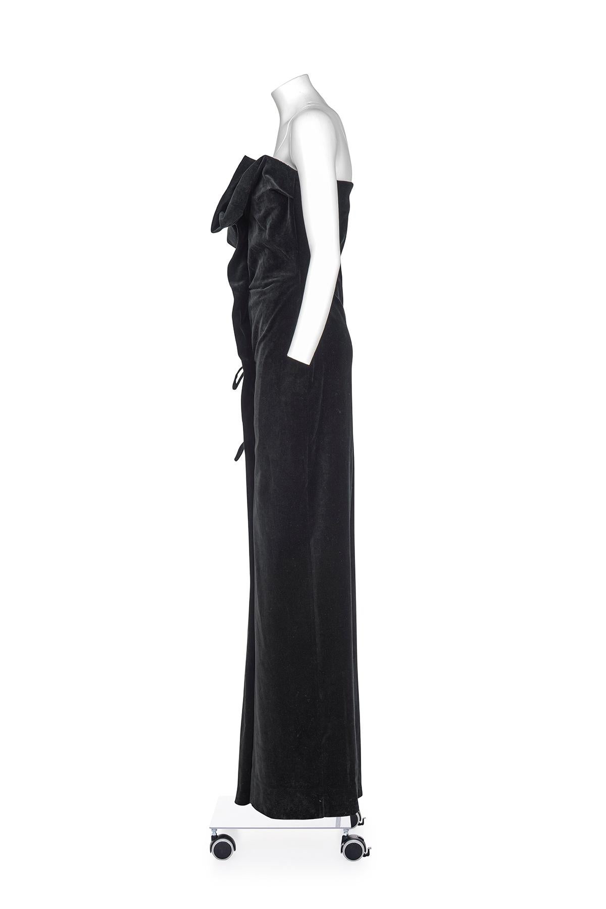 Otoño Invierno 1998 icónico y raro vestido largo bustier de terciopelo negro de Vivienne Westwood
Corpiño interior con cremallera
Botones orbitales grabados
Cierre con botones y cintas
77% algodón 21% rayón 2% lycra