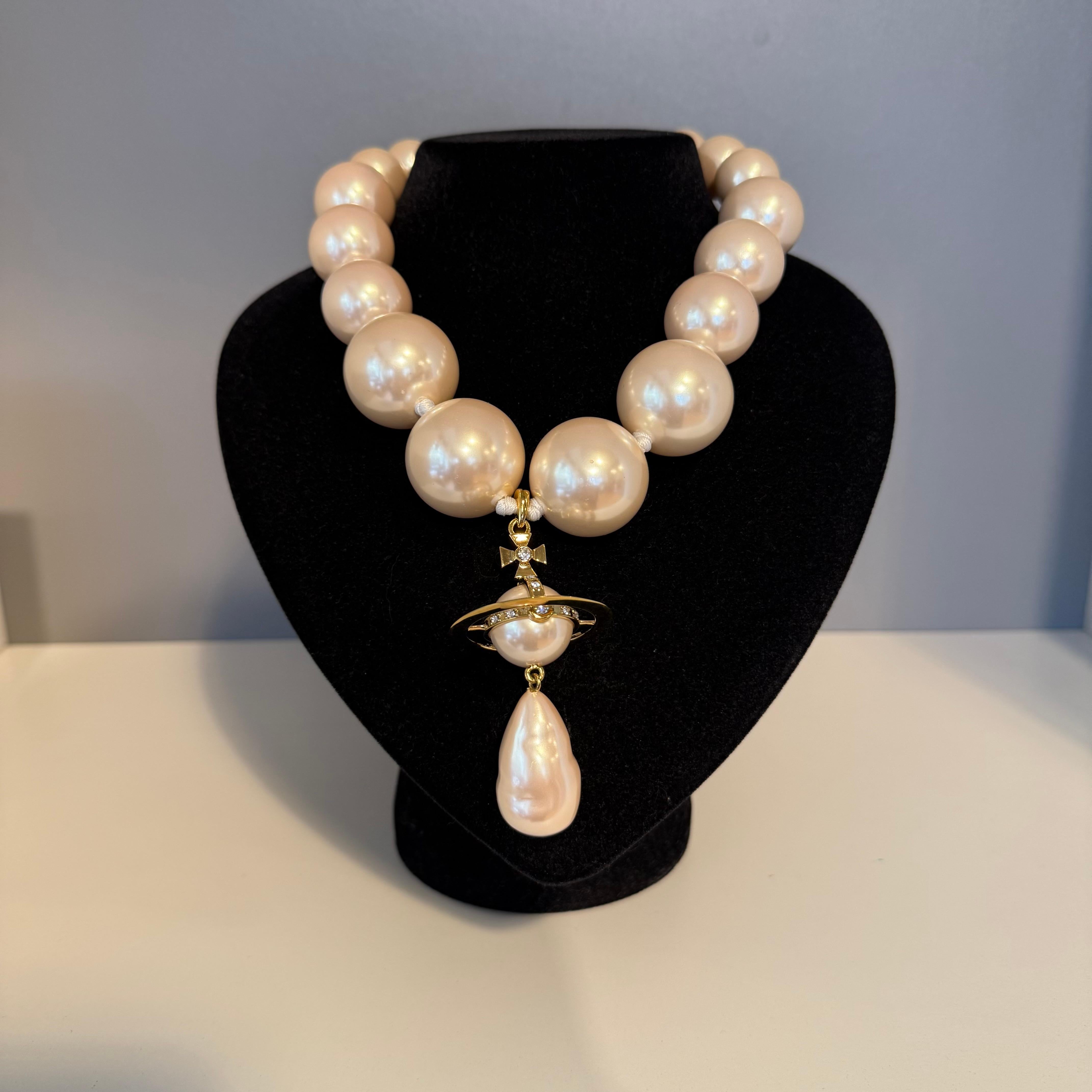 Collana Vivienne Westwood
Perle giganti in orbita
Catena in metallo dorato
Grandi perle finte
Ciondolo con strass
Lunghezza totale cm 50 (19,68 pollici) + ciondolo
Come nuovo, con scatola
Spedizione espressa in tutto il mondo inclusa nel prezzo 
Le