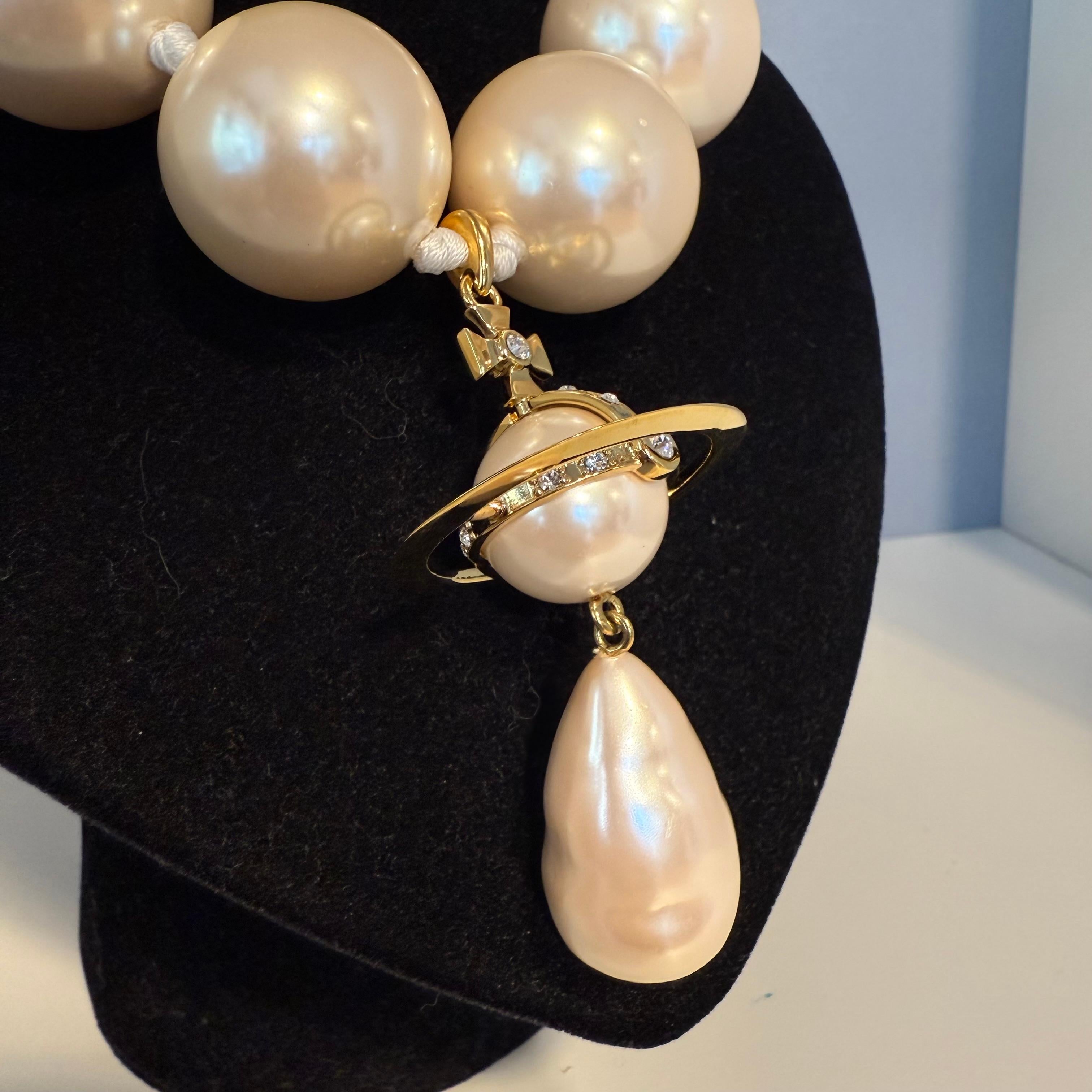 Collana Orbita di perle giganti Vivienne Westwood In condizioni ottime in vendita a Gazzaniga (BG), IT