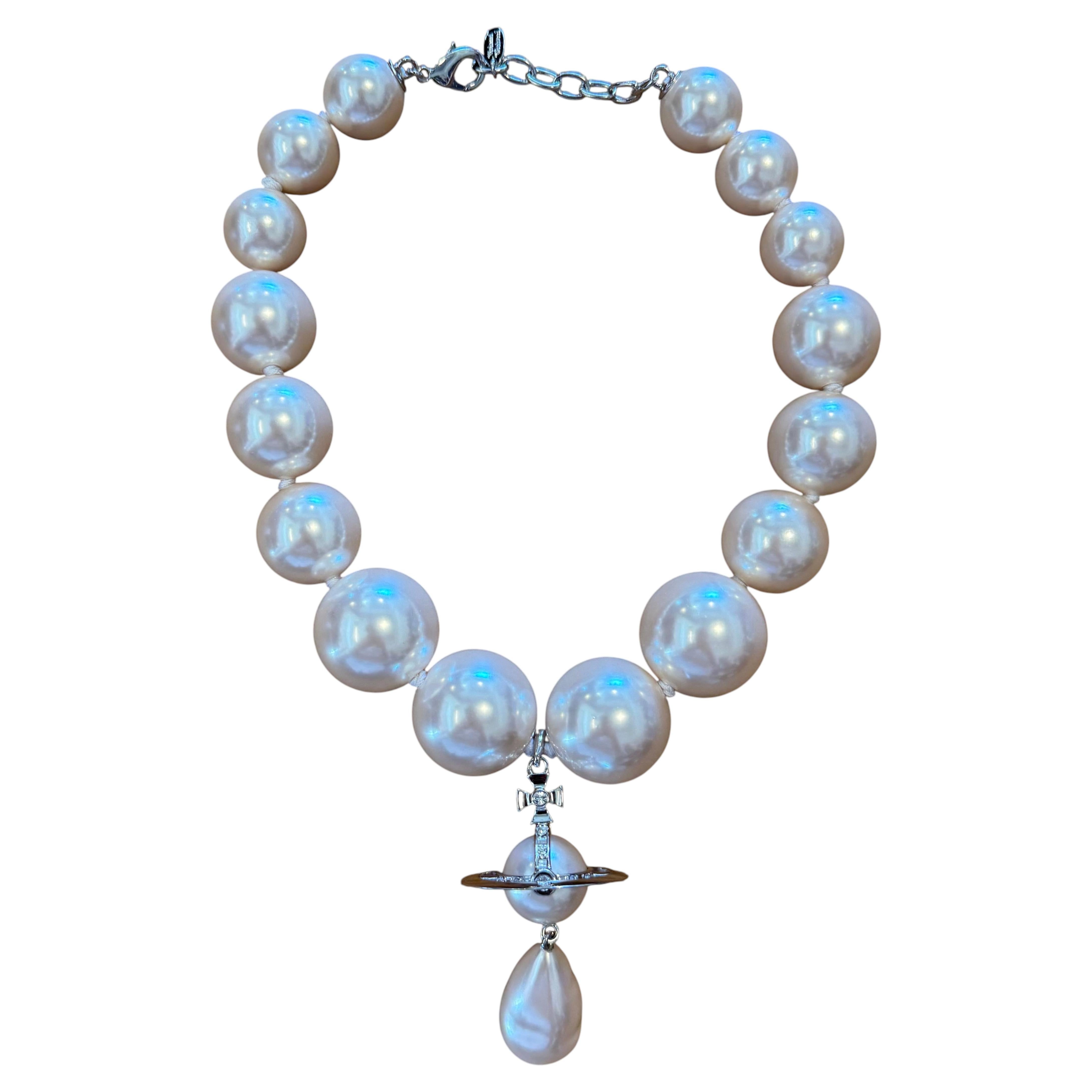 Collar Orbital de Perlas Gigantes Vivienne Westwood en venta