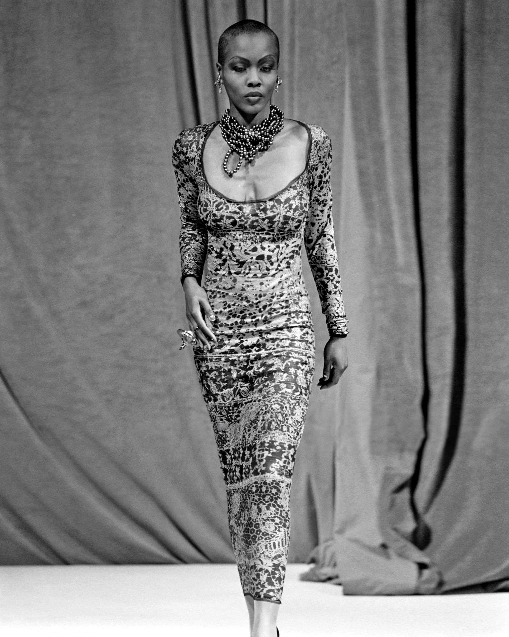 Vivienne Westwood Glitter bedrucktes Abendkleid aus durchsichtigem Baumwollgeflecht aus Mesh, H/W 1992 Damen im Angebot