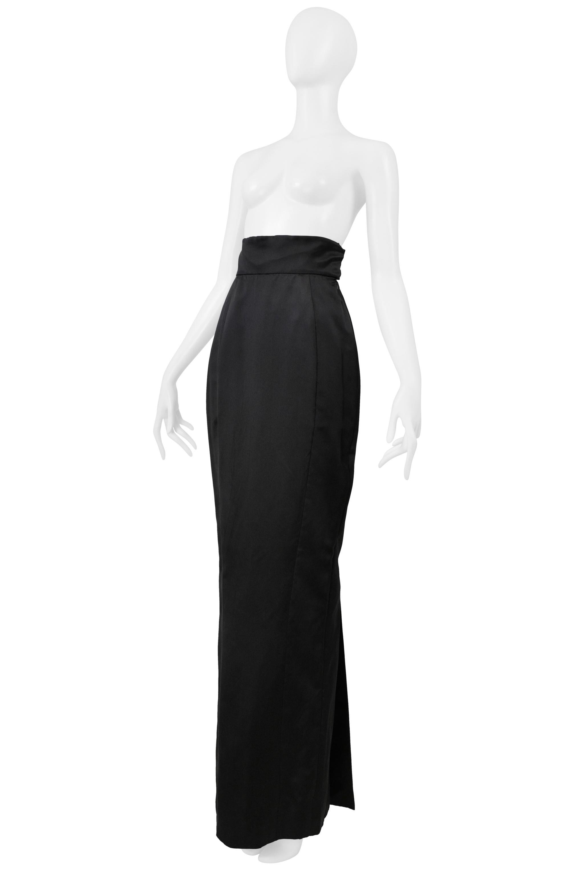 Resurrection Vintage a le plaisir de vous proposer une jupe de soirée noire Vivienne Westwood Gold Label des années 1990, avec une ceinture haute, une taille haute, une silhouette trompette, une fermeture auto-agrippante dissimulée et une longueur à