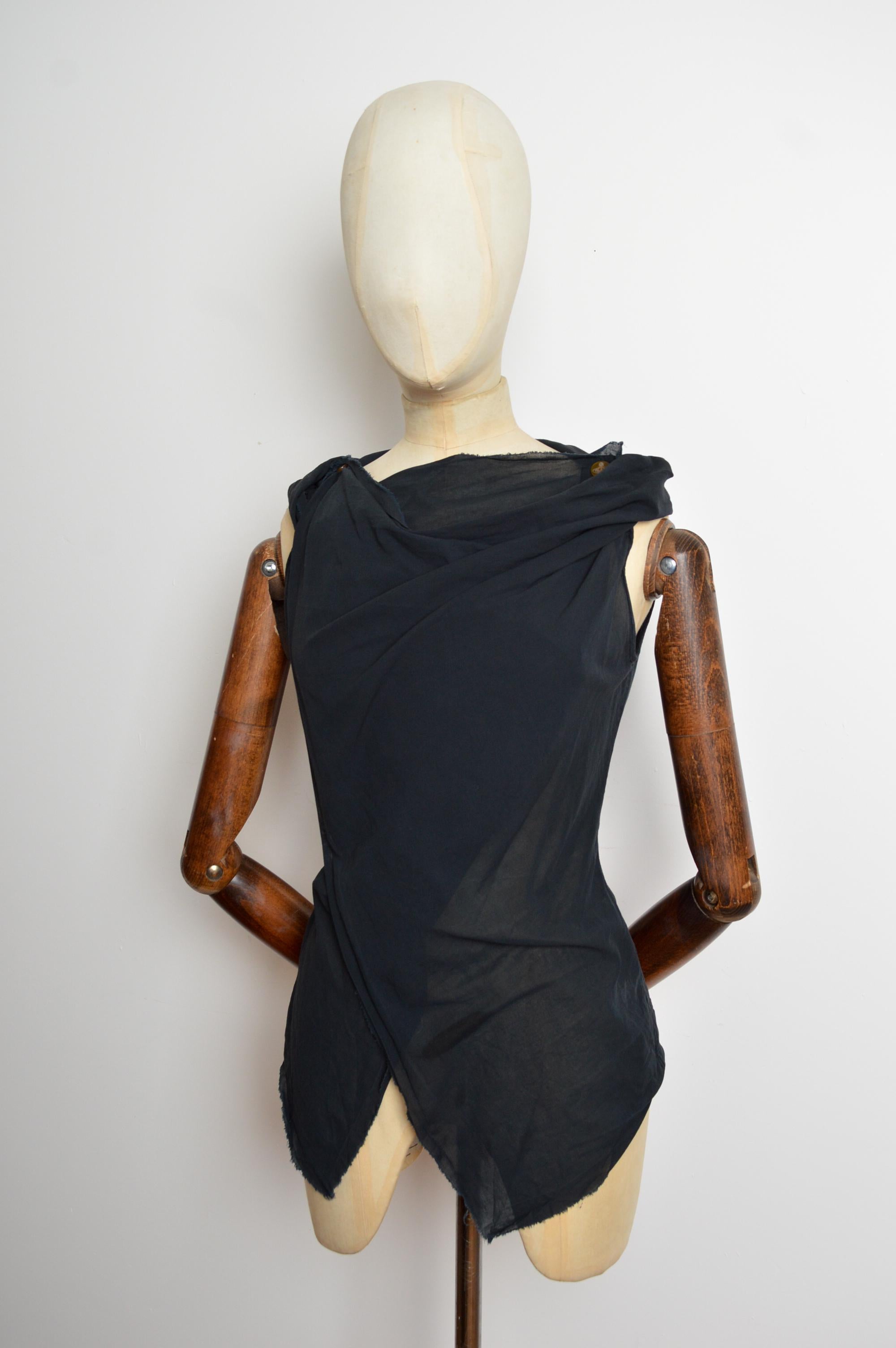Donna Vivienne Westwood Gold Label Camicetta in garza di cotone nera Avant Guard Top in vendita