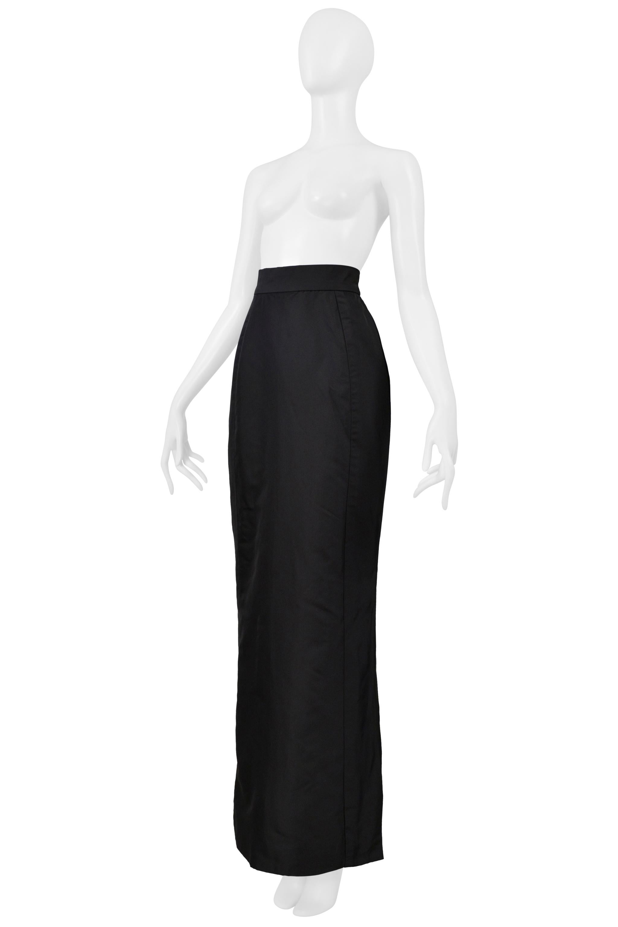 Resurrection Vintage a le plaisir de vous proposer une jupe de soirée noire Vivienne Westwood Gold Label de 1997, avec une taille haute, une silhouette trompette, des fermetures auto-agrippantes, un ourlet légèrement évasé et une longueur à la