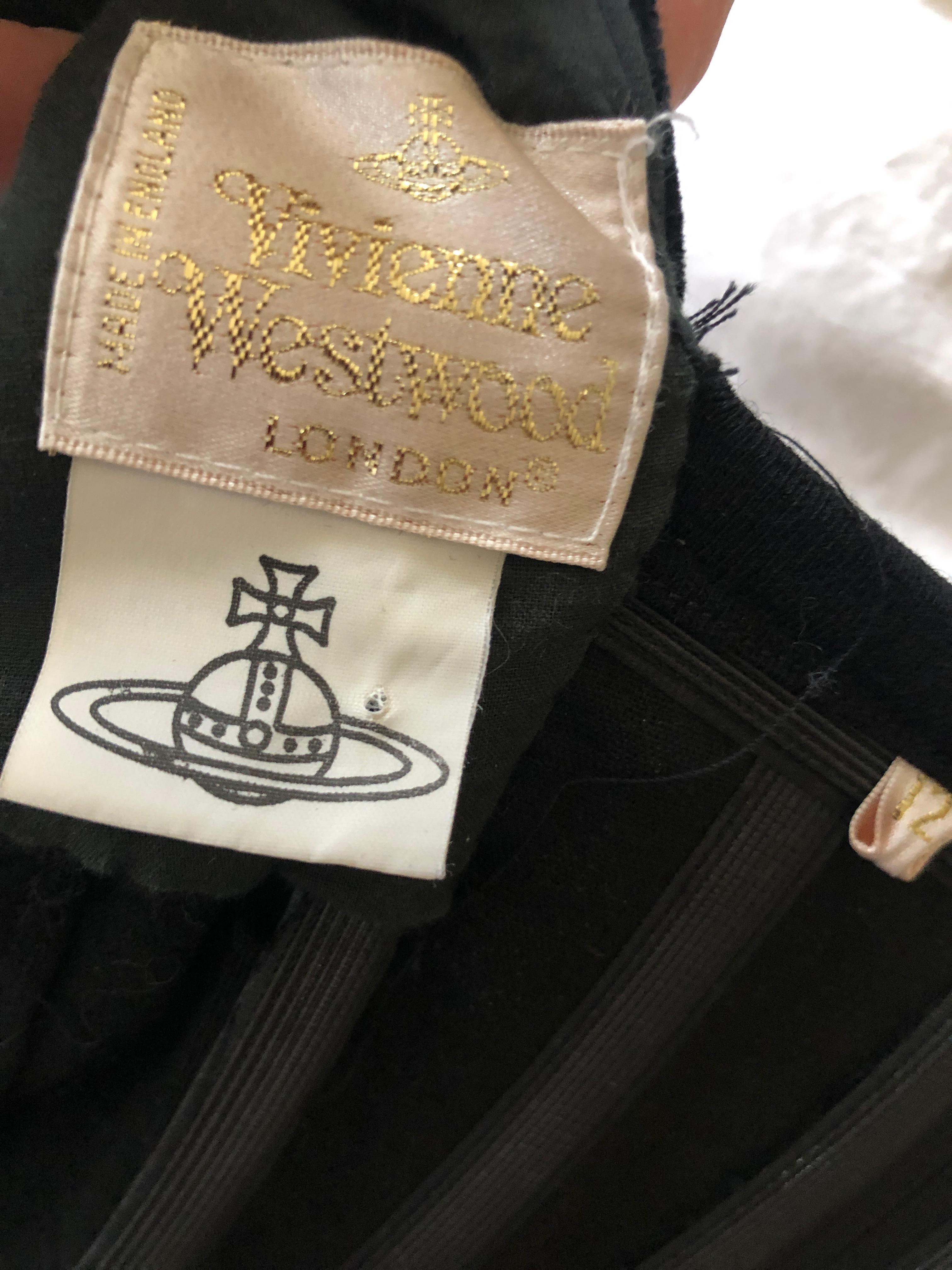 Vivienne Westwood Gold Label Vintage Velvet Trimmed Corset Top
Size 12 UK
There is a lot of stretch, fully boned, see interior photo
Bust 34