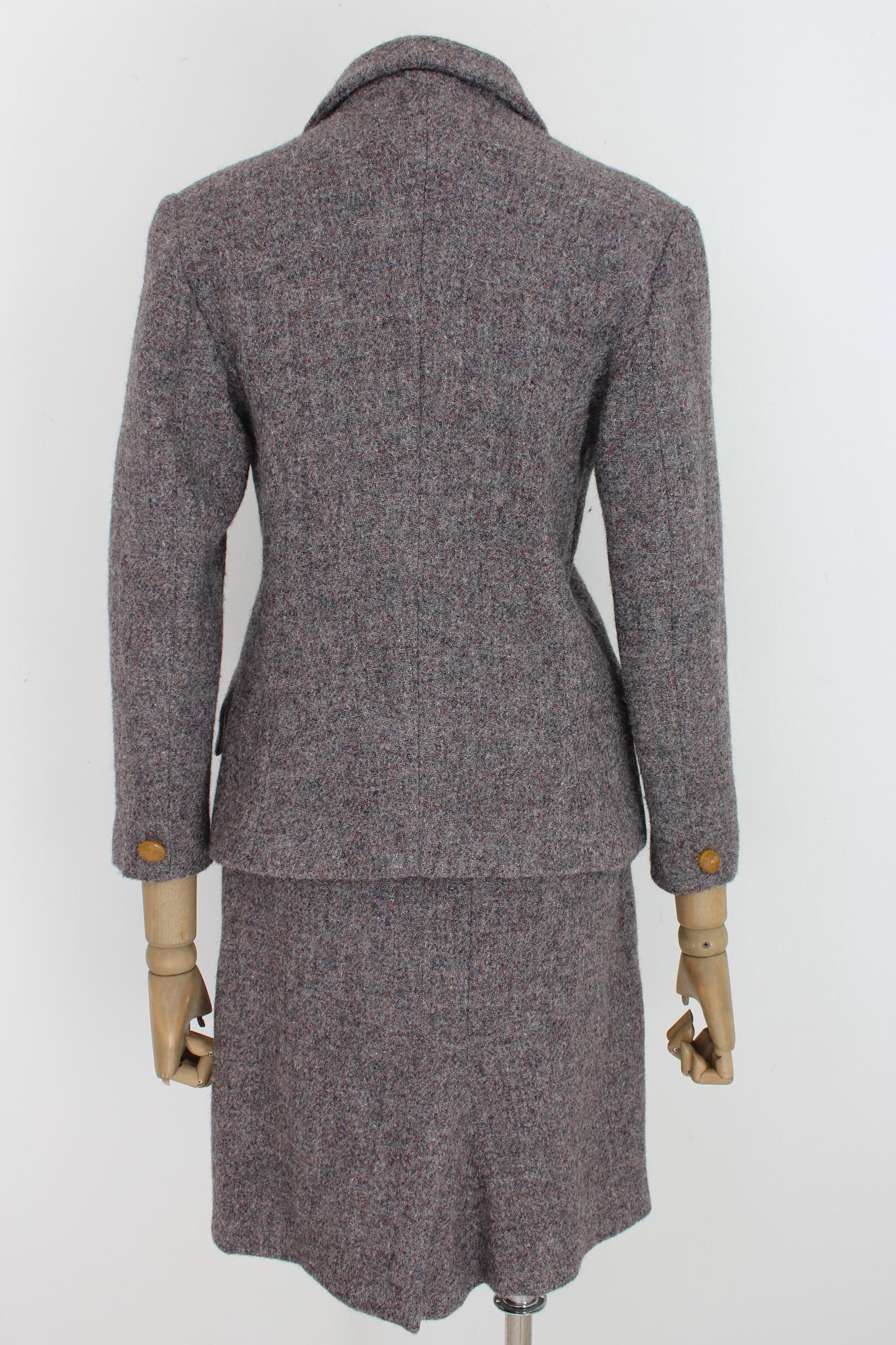 Vivienne Westwood classic 90s vintage skirt suit. Gray color in red and blue tweed fabric, 100% wool, internally lined. Closure with logoed buttons. Made in Italy.

Size: 46 It 12 Us 14 Uk

Shoulder: 44 cm
Bust / Chest: 45 cm
Sleeve: 55 cm
Length: