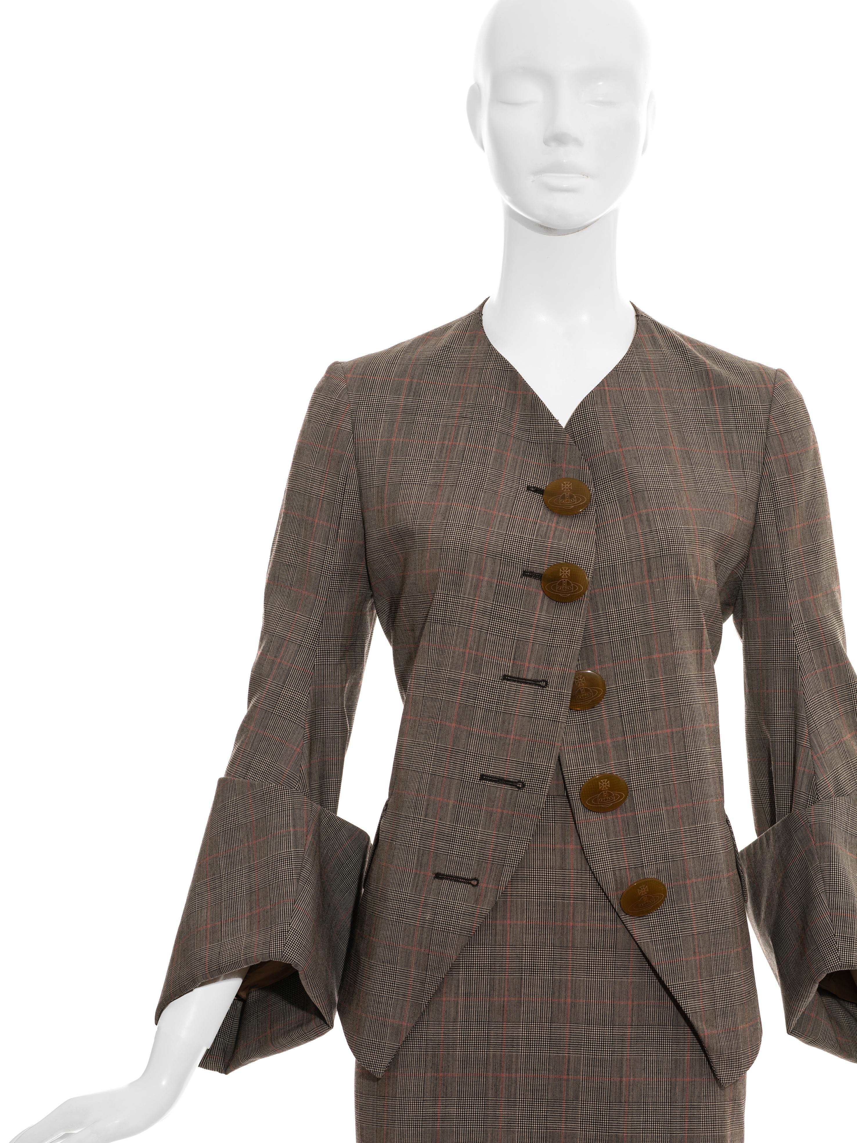 Grauer karierter Wollrock von Vivienne Westwood mit fünf großen Knöpfen mit eingraviertem Orb-Logo

Herbst-Winter 1991

Abmessungen:

Jacke: 
42 (IT)
Schulter zu Schulter 15