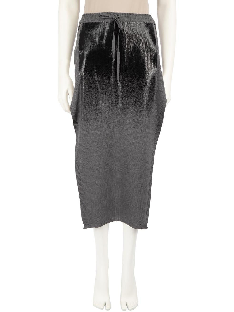 L'ÉTAT est très bon. Pratiquement aucune usure visible de la jupe n'est visible sur cet article de revente d'occasion de la marque Vivienne Westwood Anglomania.
 
 
 
 Détails
 
 
 Gris
 
 Synthétique
 
 Jupe en tricot
 
 Midi
 
 Impression dégradée
