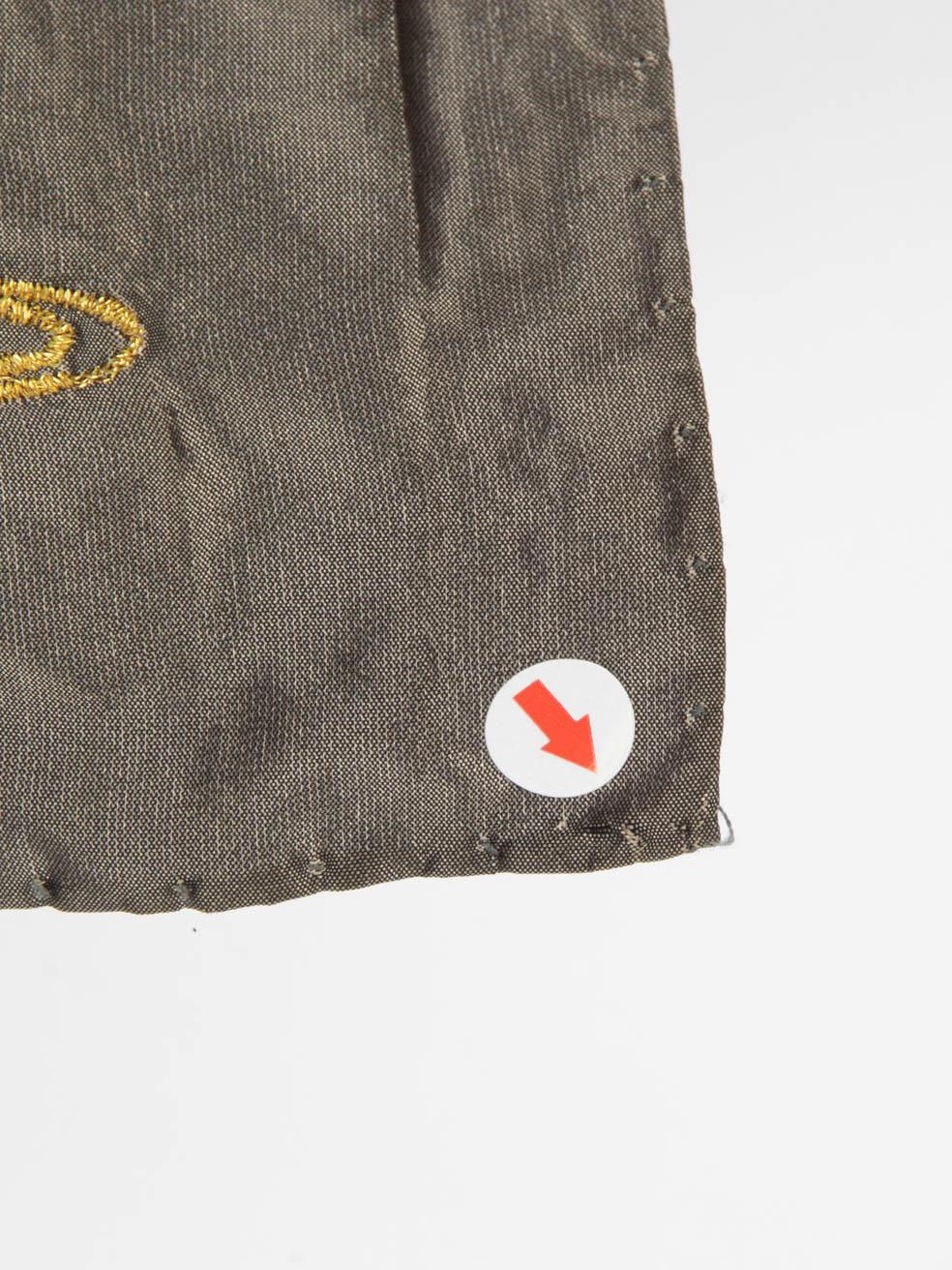 Vivienne Westwood Grauer Seidenschal mit Kugelstickereien aus Seide im Angebot 4