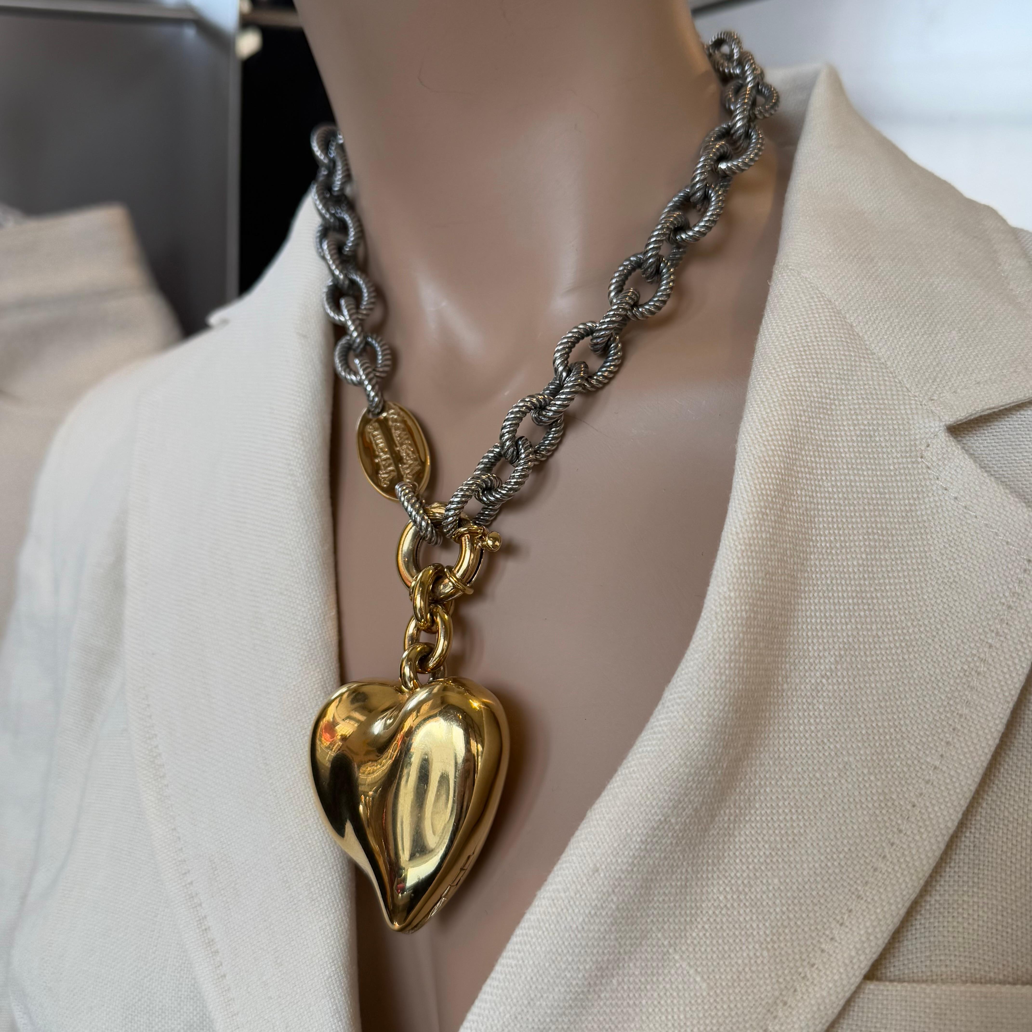 Beautiful Vivienne Westwood necklace
Metal chain gold and  silver colored 
Heart pendant (can be opened)
Chain length cm 42
Pendant length cm 8
Heart cm 5 x5 
Worldwide express shipping included in the price 