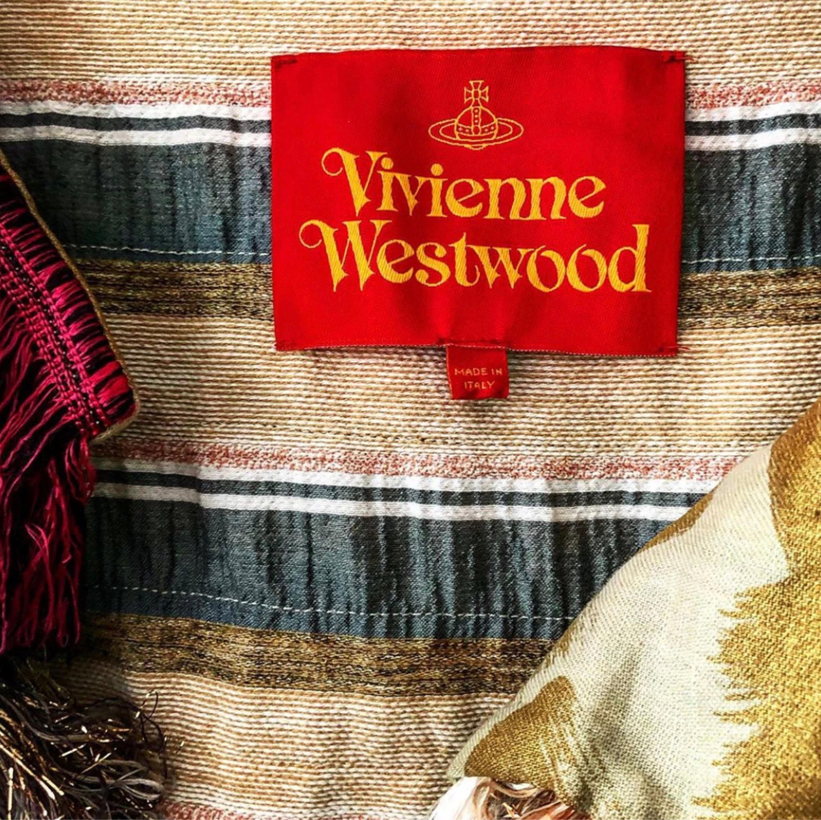 
Äußerst seltenes Sammlerstück von Vivienne Westwood.
Erstaunliche mehrfarbige Jacke aus einer Baumwoll-Leinen-Mischung mit goldenen Fransen.
Tragbare Kunst. Ich liebe diese Farben und das absolut typische, originelle und kultige