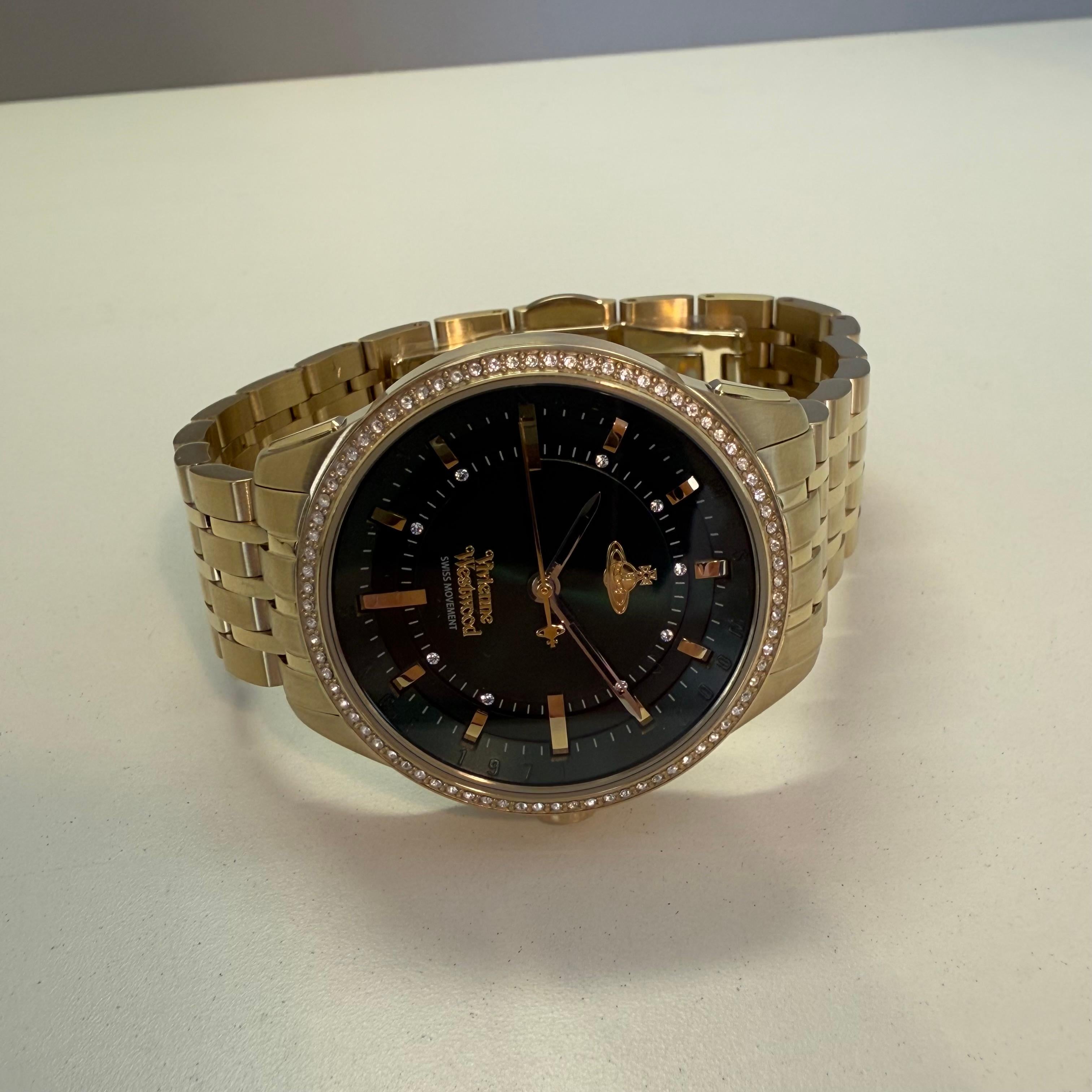 Vivienne Westwood unisex watch
Steel
Golden color
Green dial with VW logo and golden lugs
Strass
Case size mm 36
Quartz movement, perfectly working
With box
Express shipping included in the price !