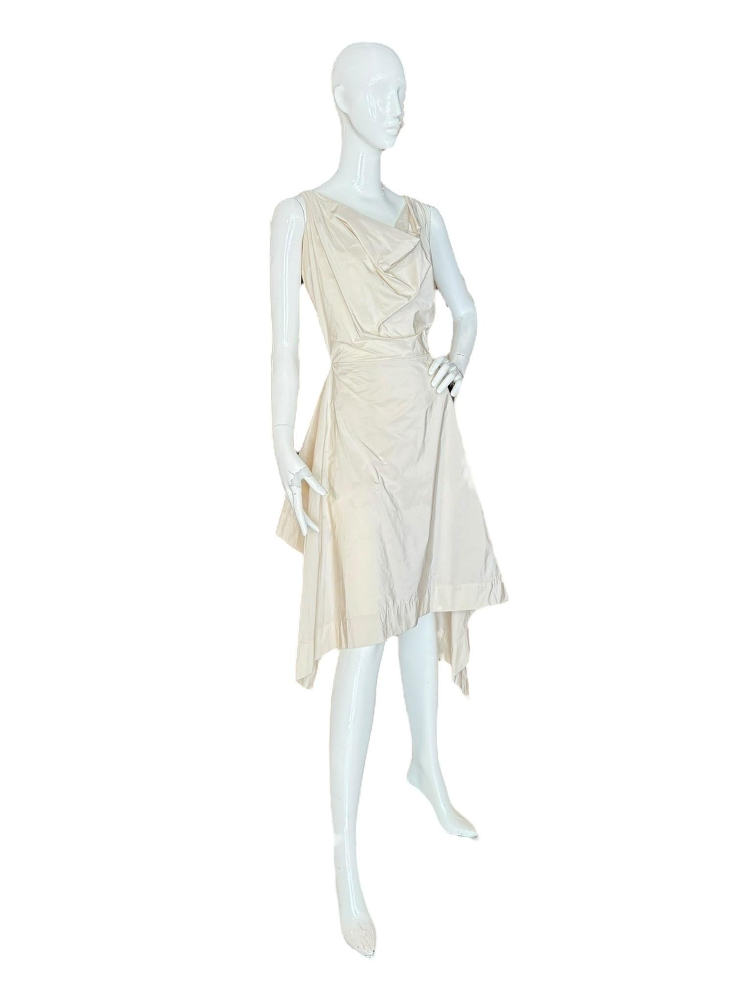 Dieses weiße, drapierte, asymmetrische Kleid von Vivienne Westwood London aus den frühen 2000er Jahren ist ein eindrucksvolles Beispiel für die architektonische Sensibilität und avantgardistische Eleganz der Designerin. Das in Italien aus knackigem,