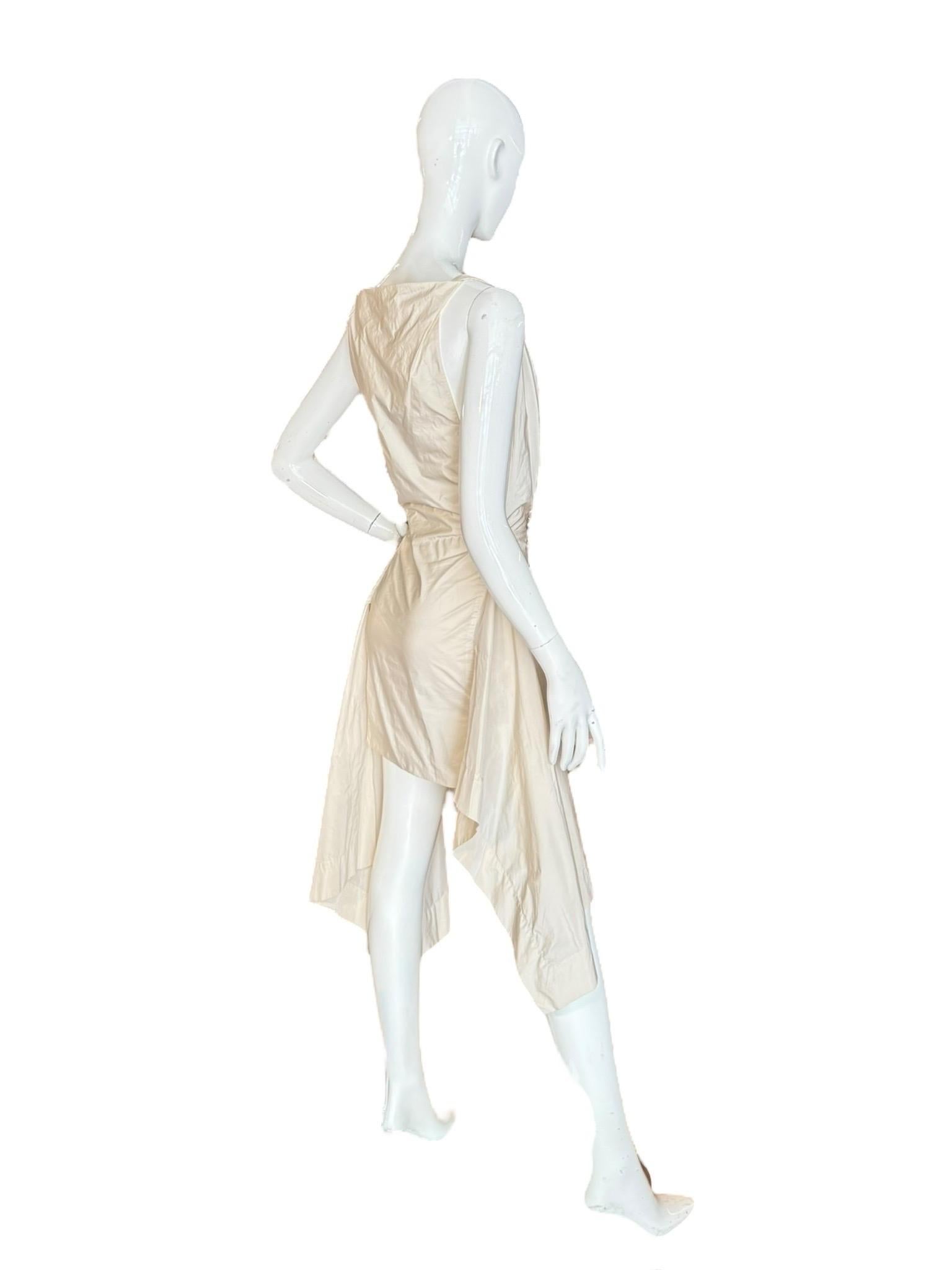 Vivienne Westwood London 2000er Laufsteg getragenes drapiertes asymmetrisches Kleid, Italien (Beige) im Angebot