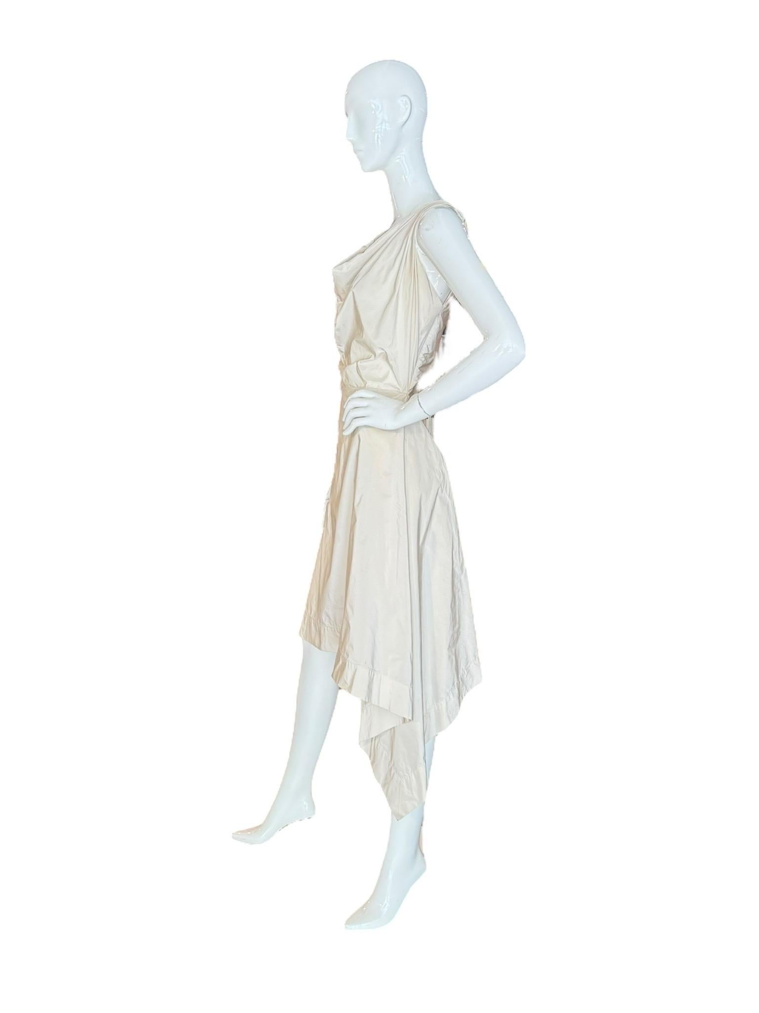 Vivienne Westwood London 2000er Laufsteg getragenes drapiertes asymmetrisches Kleid, Italien im Zustand „Hervorragend“ im Angebot in Kingston, NY
