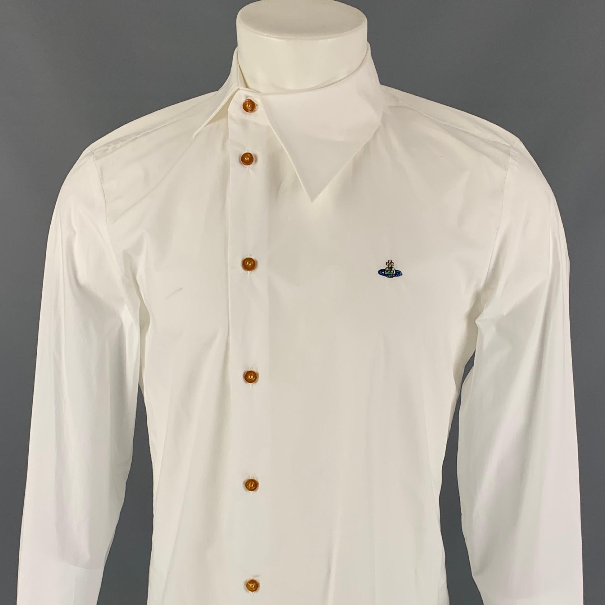 VIVIENNE WESTWOOD MAN long sleeve shirt comes in a white cotton featuring a embroidered logo, asymmetrical collar design, and a buttoned closure. Made in Italy.

Very Good Pre-Owned Condition. Light mark at back.
Marked: II

Measurements:

Shoulder: