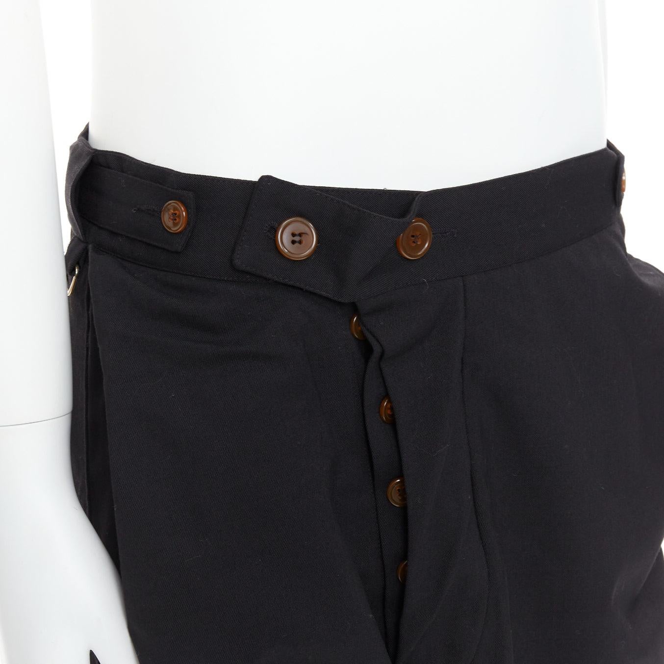 VIVIENNE WESTWOOD MEN black 3D cut drop crotch cropped pants IT48 M
Reference: PRWU/A00168
Brand: Vivienne Westwood
Collection: Men
Material: Polyester, Blend
Color: Black
Pattern: Solid
Closure: Button Fly
Extra Details: Draped 3D cutting.
Made in:
