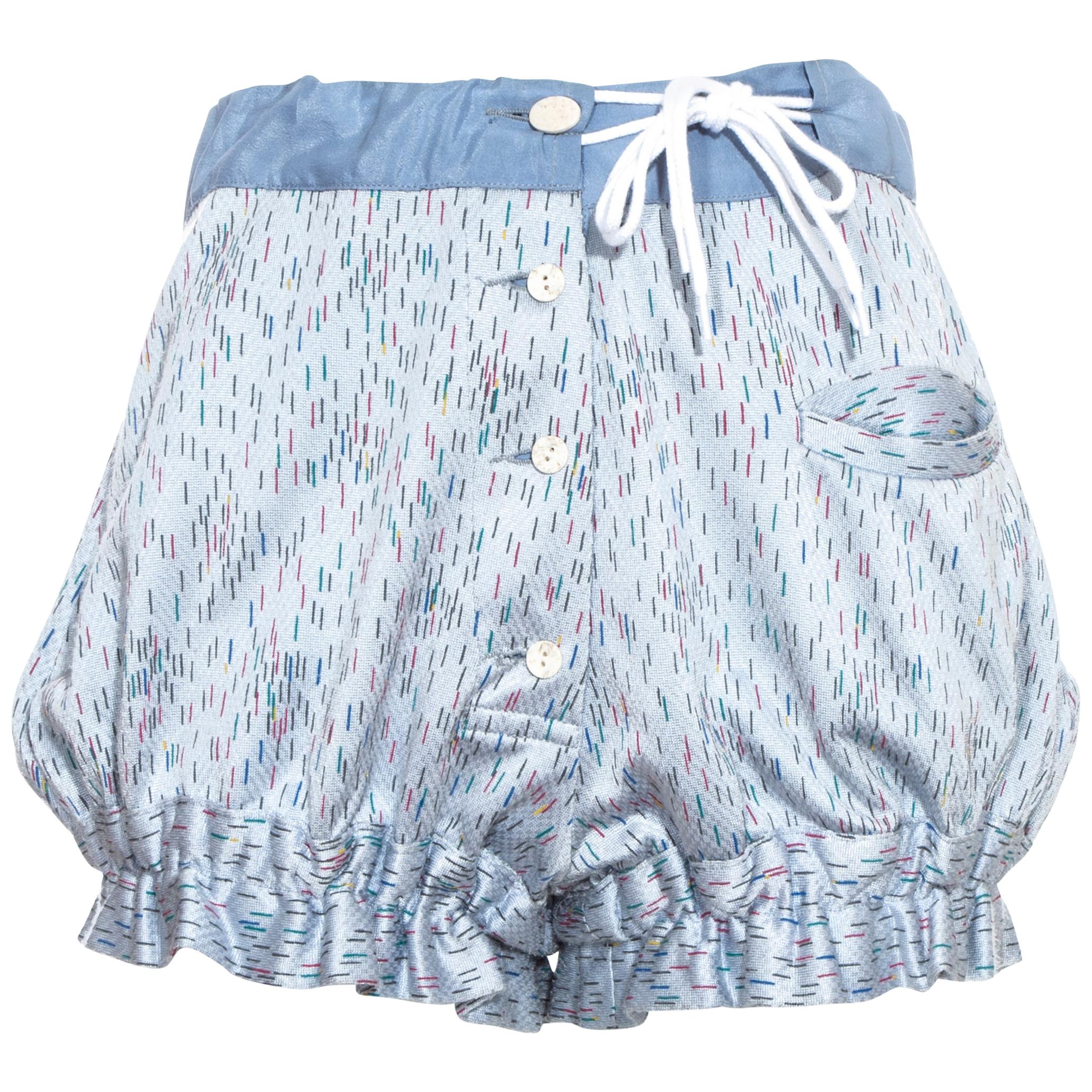 Blaue bedruckte Button-down-Shorts „Mini Crini“ von Vivienne Westwood, Frühjahr/Sommer 1985