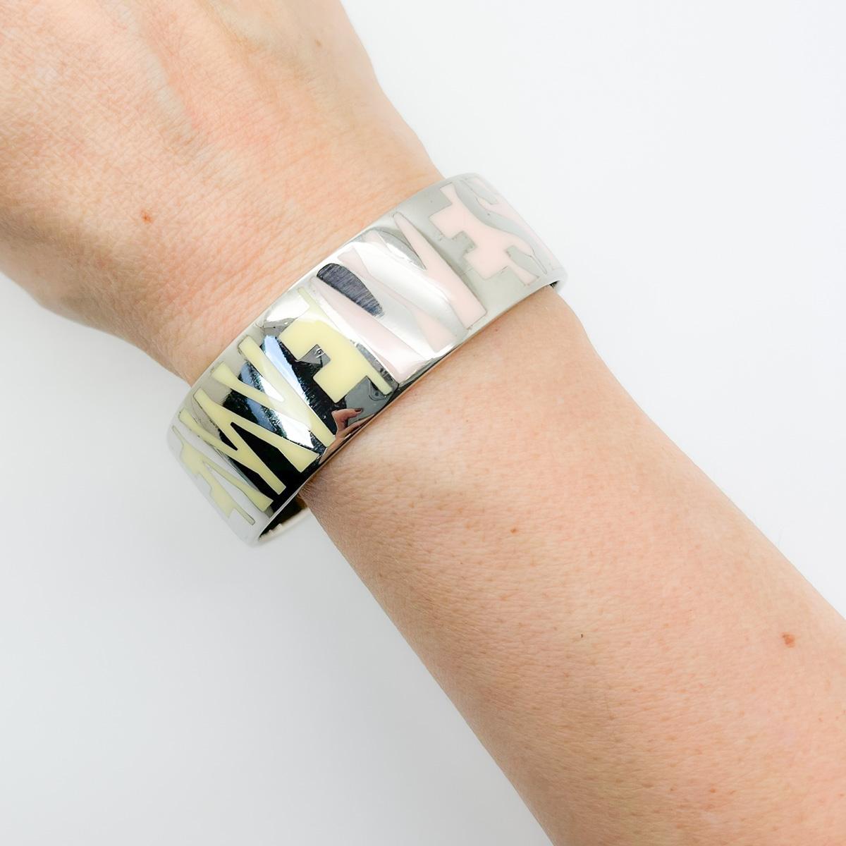 Un fabuleux bracelet en émail Vivienne Westwood. Elle est ornée du globe emblématique et du nom de VW, le fabuleux émaillage rose pastel et citron apportant la touche finale. Peut-on faire plus accrocheur ?
La légende qu'est Dame Vivienne Westwood