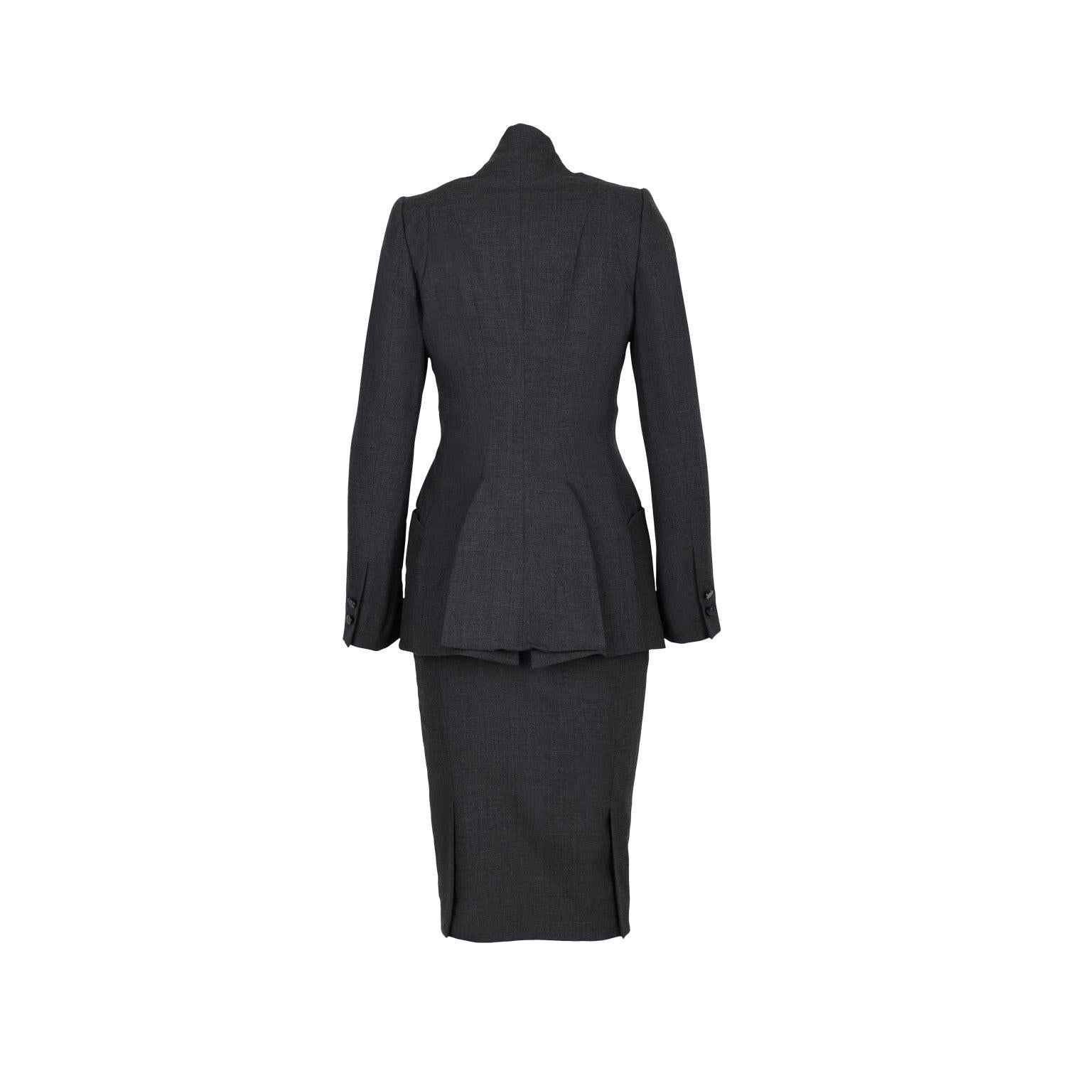 Vivienne Westwood Gold Label Couture Wäscheklammerrock-Set, bestehend aus einer Jacke mit langen Ärmeln und Knopfverschluss und einem Rock mit Reißverschluss.
 
 Gesamtlänge:67; Brustumfang:43; Schultern:35; Ärmel:60;Gesamtlänge:75; Taille:30;