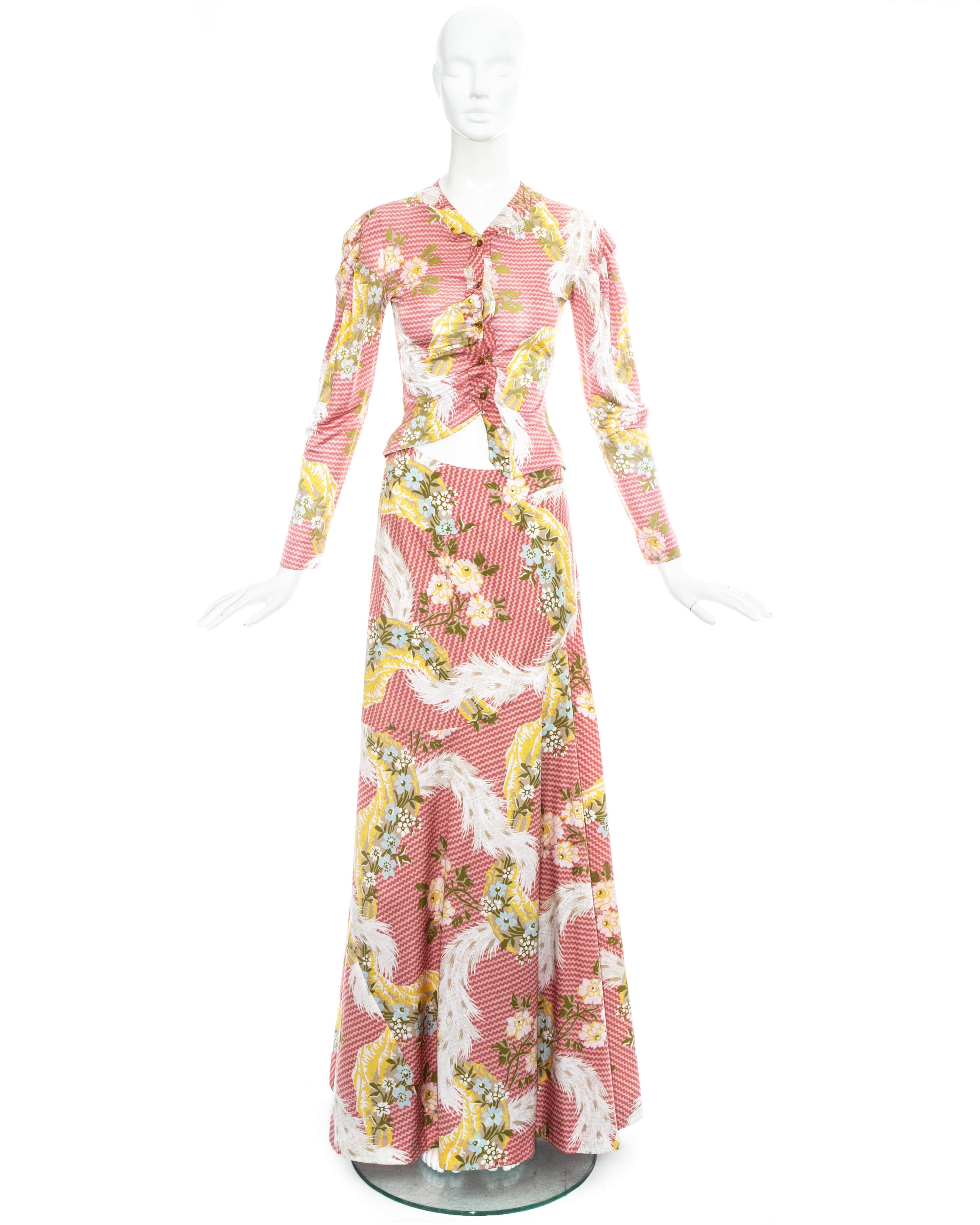 Ensemble imprimé floral rose Vivienne Westwood. Jupe longue et chemisier drapé à la coupe asymétrique.

Printemps-été 2001