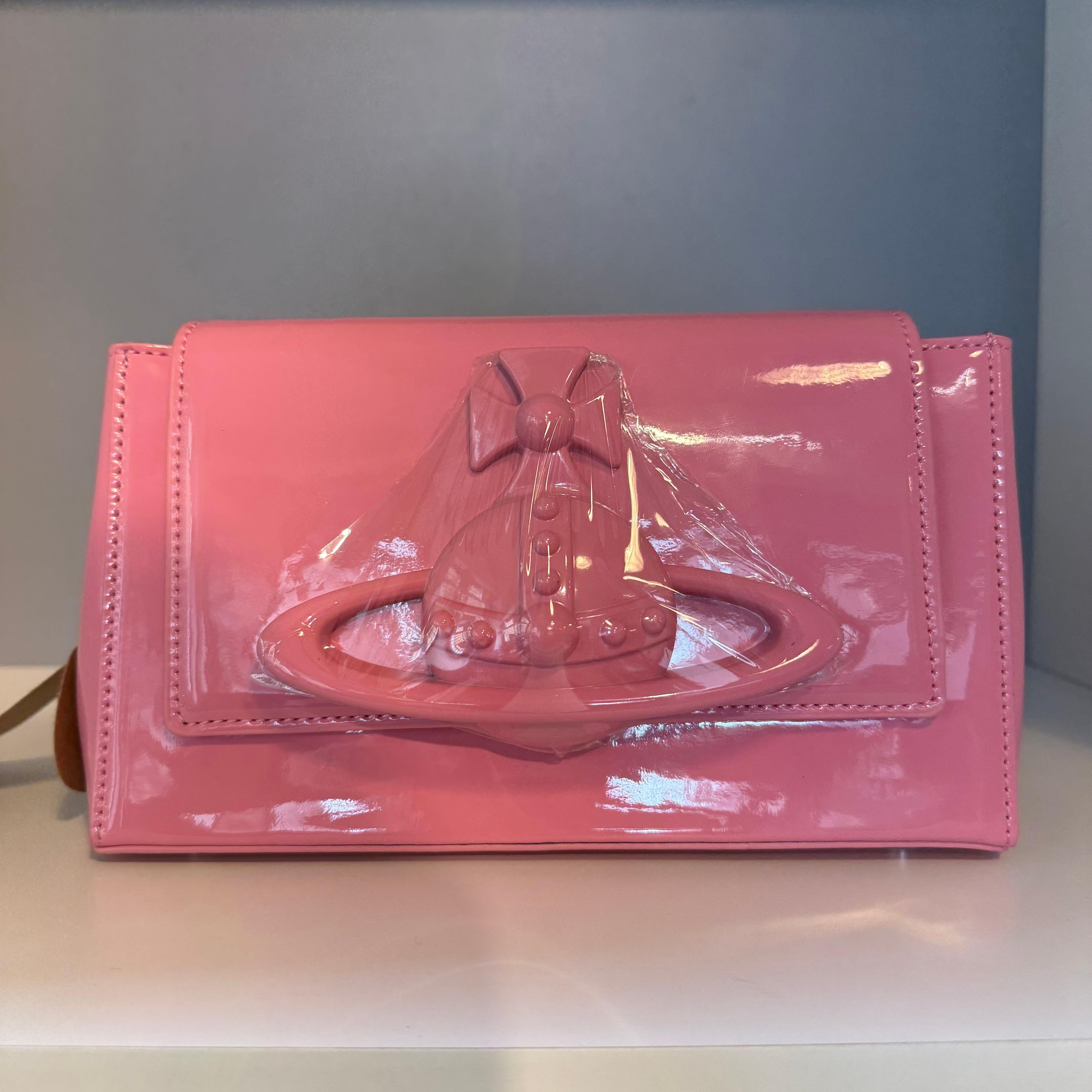Brandneue (noch mit Plastik) Tasche von Vivienne Westwood
Hasel klein
Veganes Lackleder
Rosa Farbe
Can in der Hand oder am Körper getragen werden  Schulter mit speziellem Gürtel und Metallkette
Interner Platz für Karten
Cm 23 x 14 x 10 (9 x 5,5 x