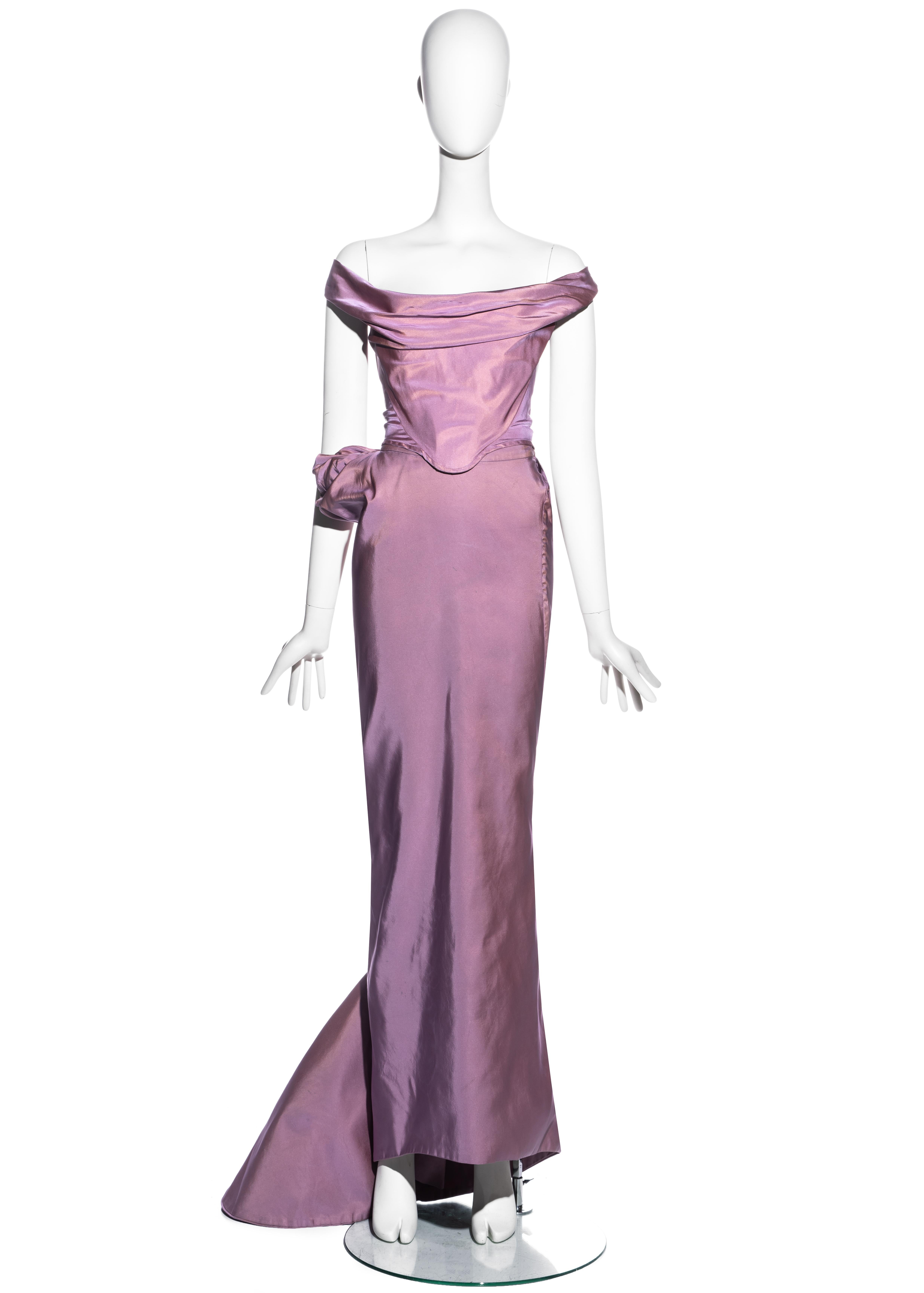 ▪ Vivienne Westwood Korsett und Rock aus rosa Seidentaft
▪ Off-Shoulder-Korsett mit drapiertem Ausschnitt 
▪ Ausschnitt, der die Taille einschnürt und die Brüste nach oben drückt
▪ Schleppender Maxirock mit drapierter Büste an der Hüfte 
▪ FR 36 -