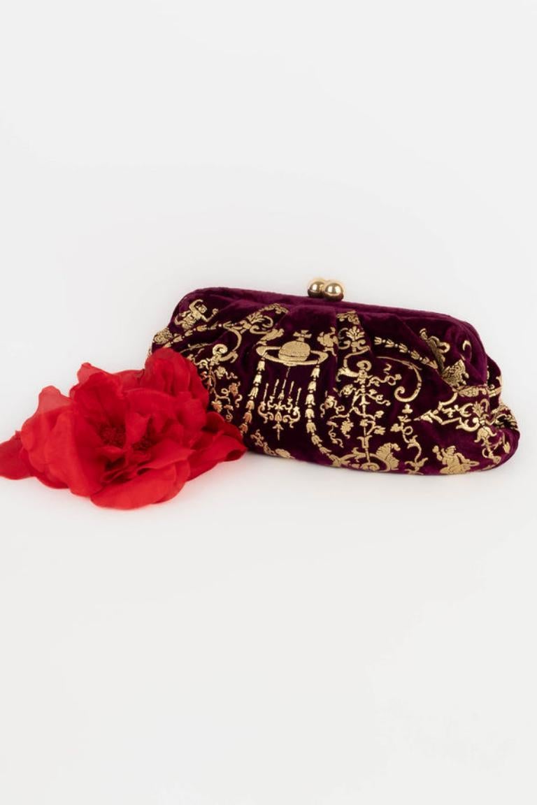 Vivienne Westwood - (Made in England) Purple velvet pouch, gold decoration and gold leather interior. Please note, interior leather is a little worn.

Additional information: 
Condition: Good condition
Dimensions: Length: 33 cm - Height: 14 cm -