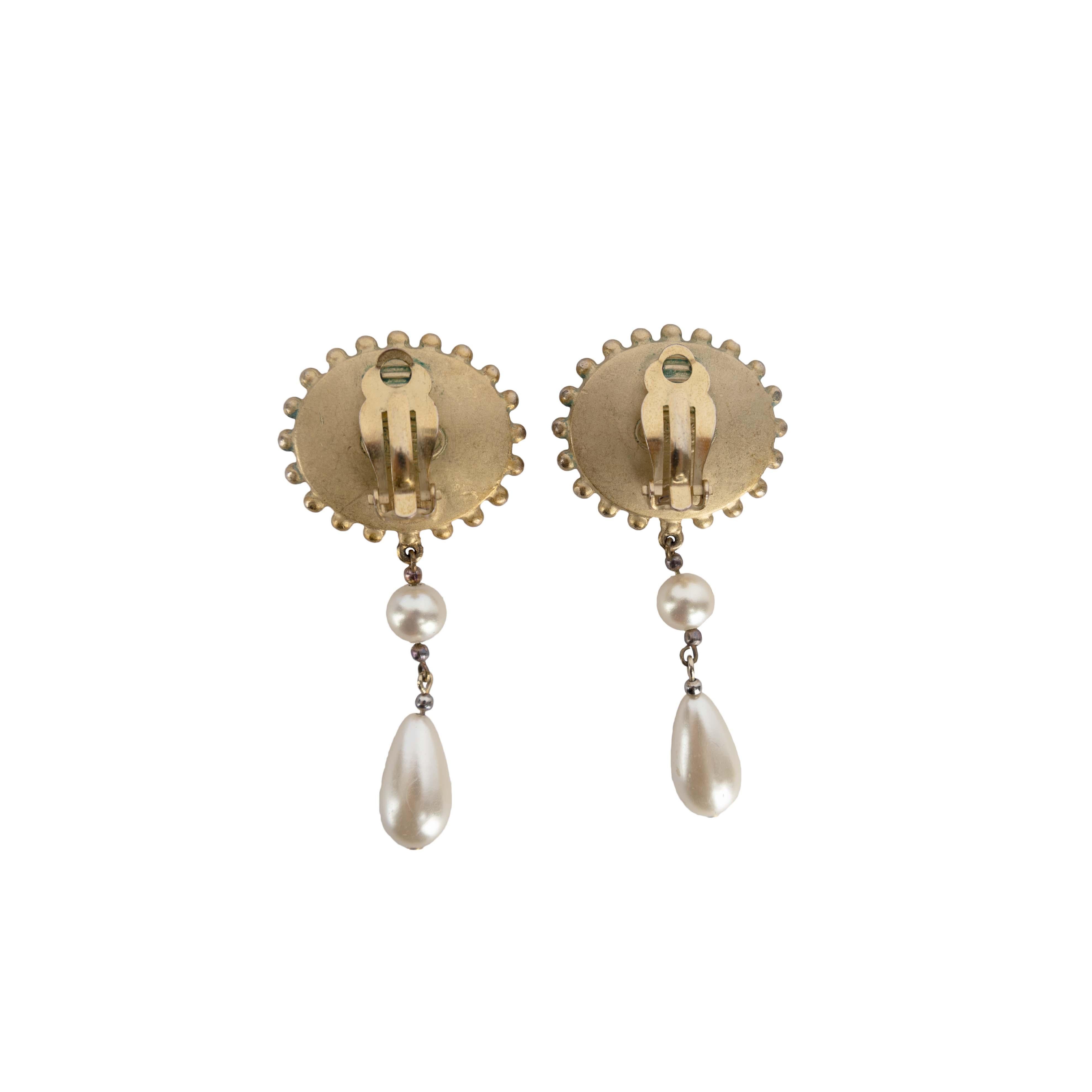 Elevate the vintage vibes with the Vivienne Westwood Rare Loelia Earrings with Pearl. Showcasing both the round faux pearl and the teardrop pearl, the earring features the brand logo embellished with golden hardware.