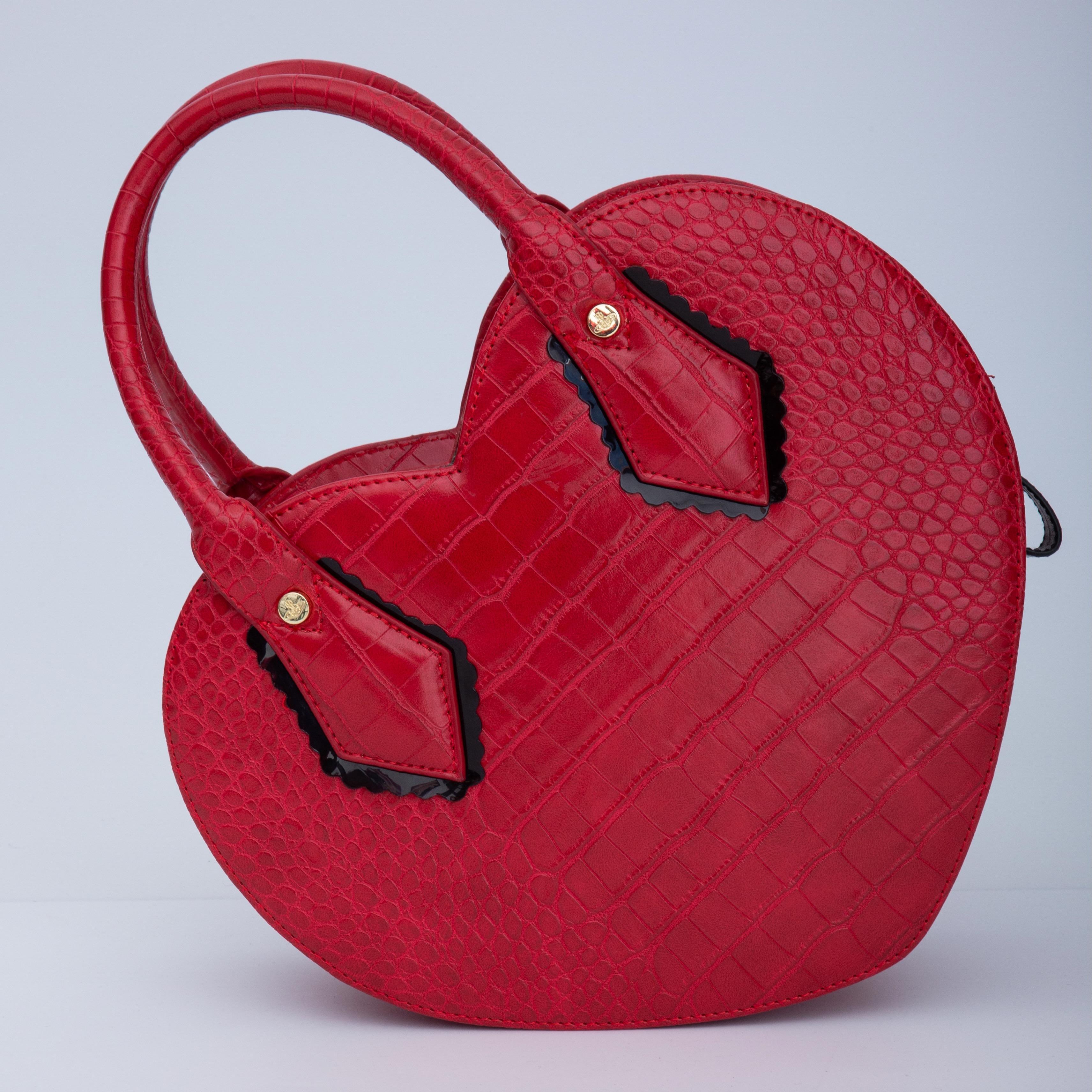 COLOR: Red
MATERIAL: Leather
MEASURES: H 9” x L 5.11” x D 3.5”
DROP: 5.5”
CONDITION: Very good - faint hairline scratches form handling. Minimal signs of wear.