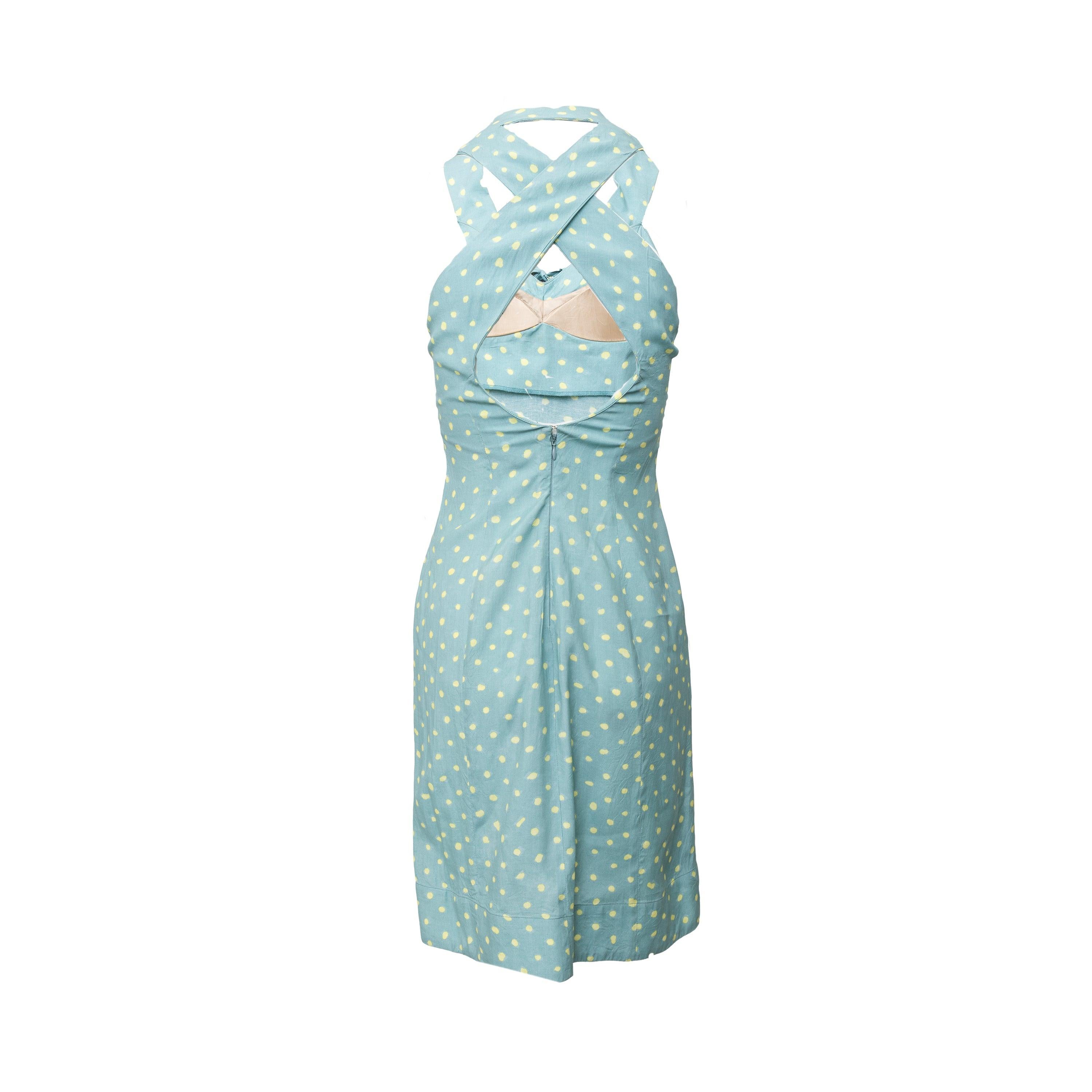 Cette robe Vivienne Westwood est confectionnée en rayonne douce et confortable et présente un motif ludique à pois en deux tons. Parfaite pour l'été, elle présente un design dos croisé et un nœud de cravate à l'encolure avec des ruches. Fait partie