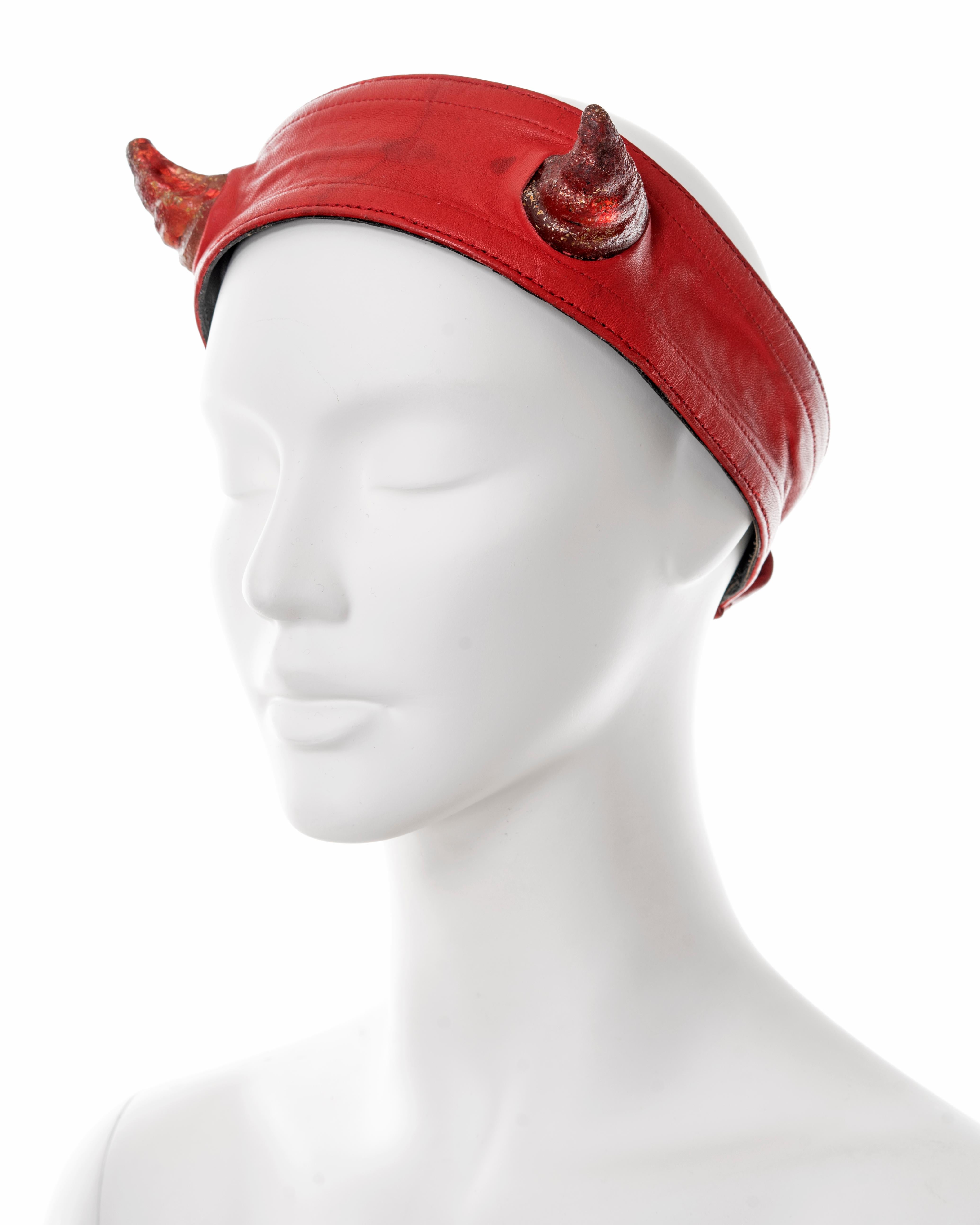 Vivienne Westwood Rotes Leder-Kopfband mit hellen Satyrhornen, Frühjahr/Sommer 1988 im Angebot 6