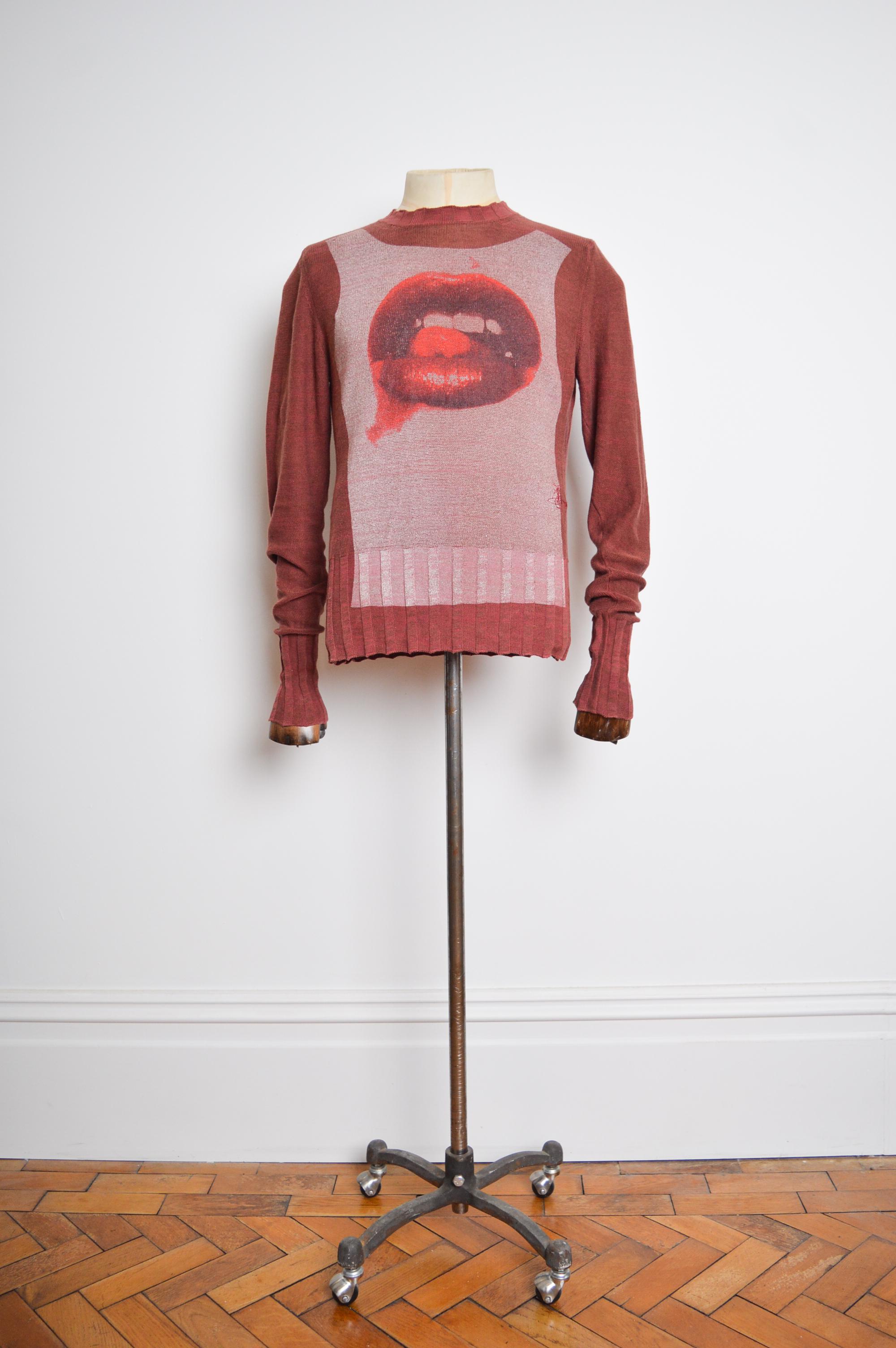 Incredible, Vivienne Westwood Ribbed Burgundy Screen Printed Lips Sweater, crafted from a blend of Cotton and linen in a Rich maroon shade with subtle embroidered Orb detailing. 

MADE IN ITALY.  

Features: Rounded neckline, Long sleeves, Iconic