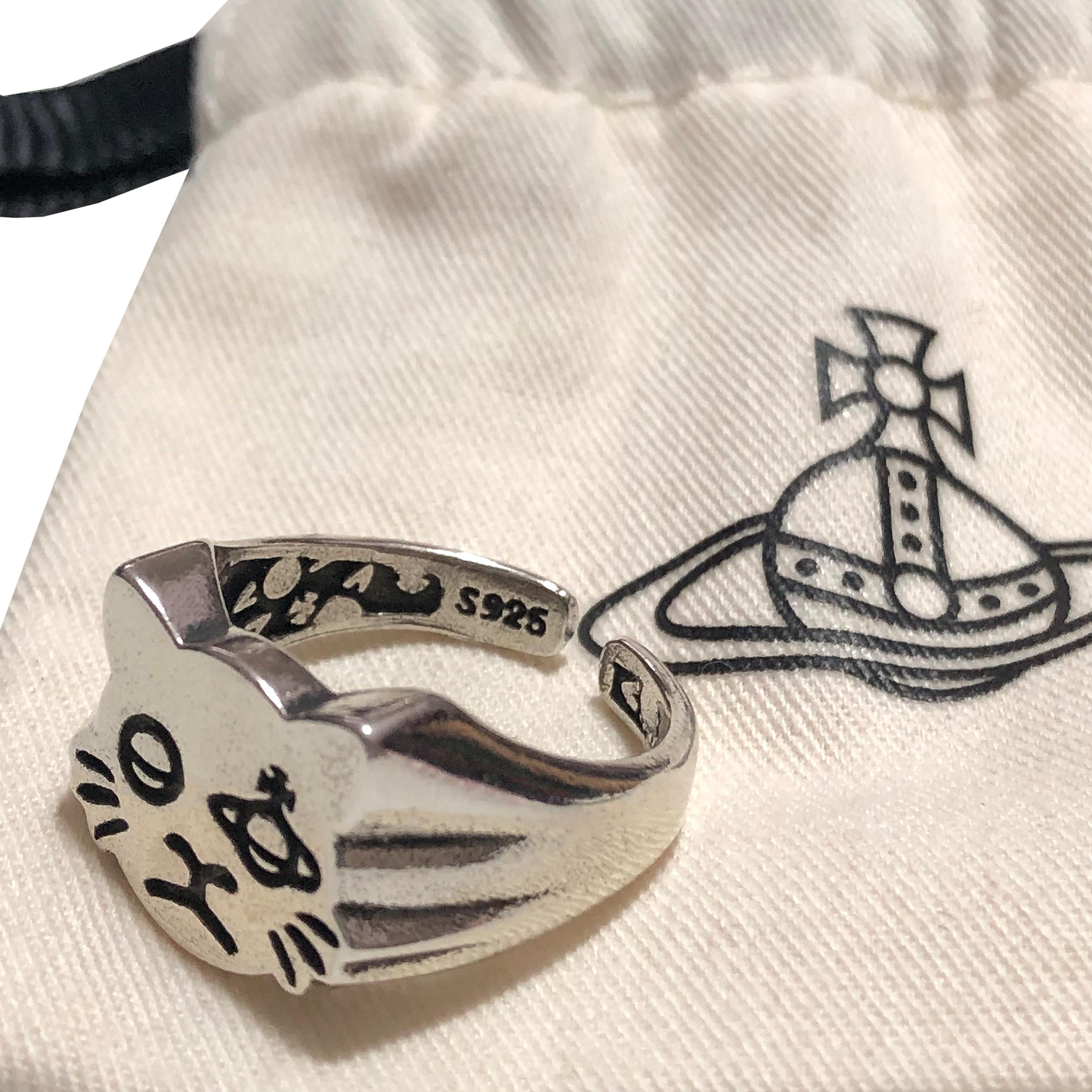 Product Details: Vivienne Westwood - Cat Face Ring - 925 Silver - Adjustable - ‘Orb’ Logo Cats Eye Feature - inc Orb Logo Cloth Bag / Pouch - Inner Geometric Detail 
Label: Vivienne Westwood
Size: One Size / Adjustable Back Ring Feature / Minimum