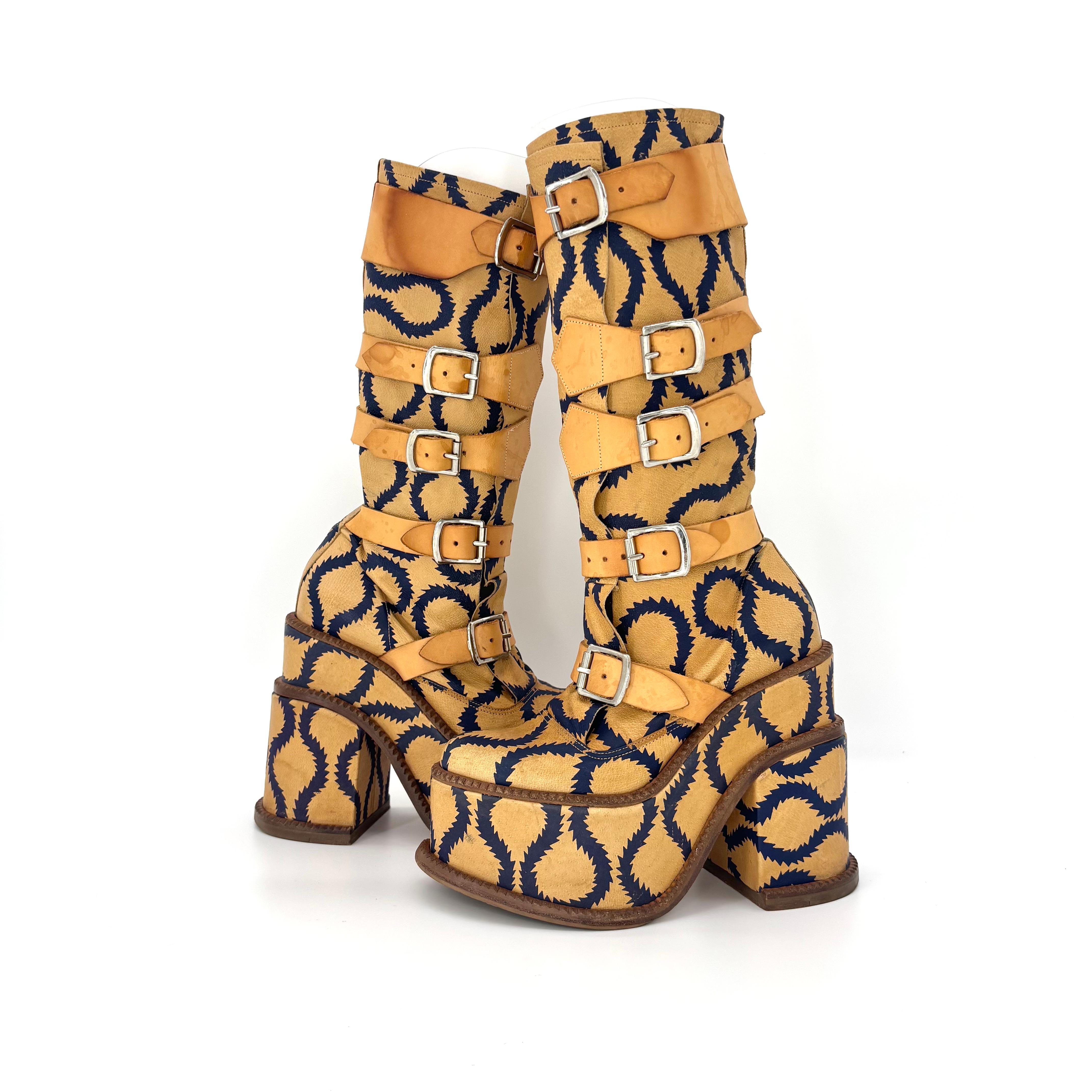 Vivienne Westwood Runway 2013 Pirate Clomper Squiggle Print Bondage Style Platform Boots 36

Color Tan / Nay Blue
Size 36EU
Heel Height (including platform) 5.5in

Leather upper
Leather sole
Bondage style multi buckle closure
Platform block