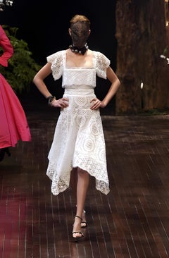 Vivienne Westwood S/S 2002 Laufsteg Korsettkleid aus schwarzer und blauer Spitze