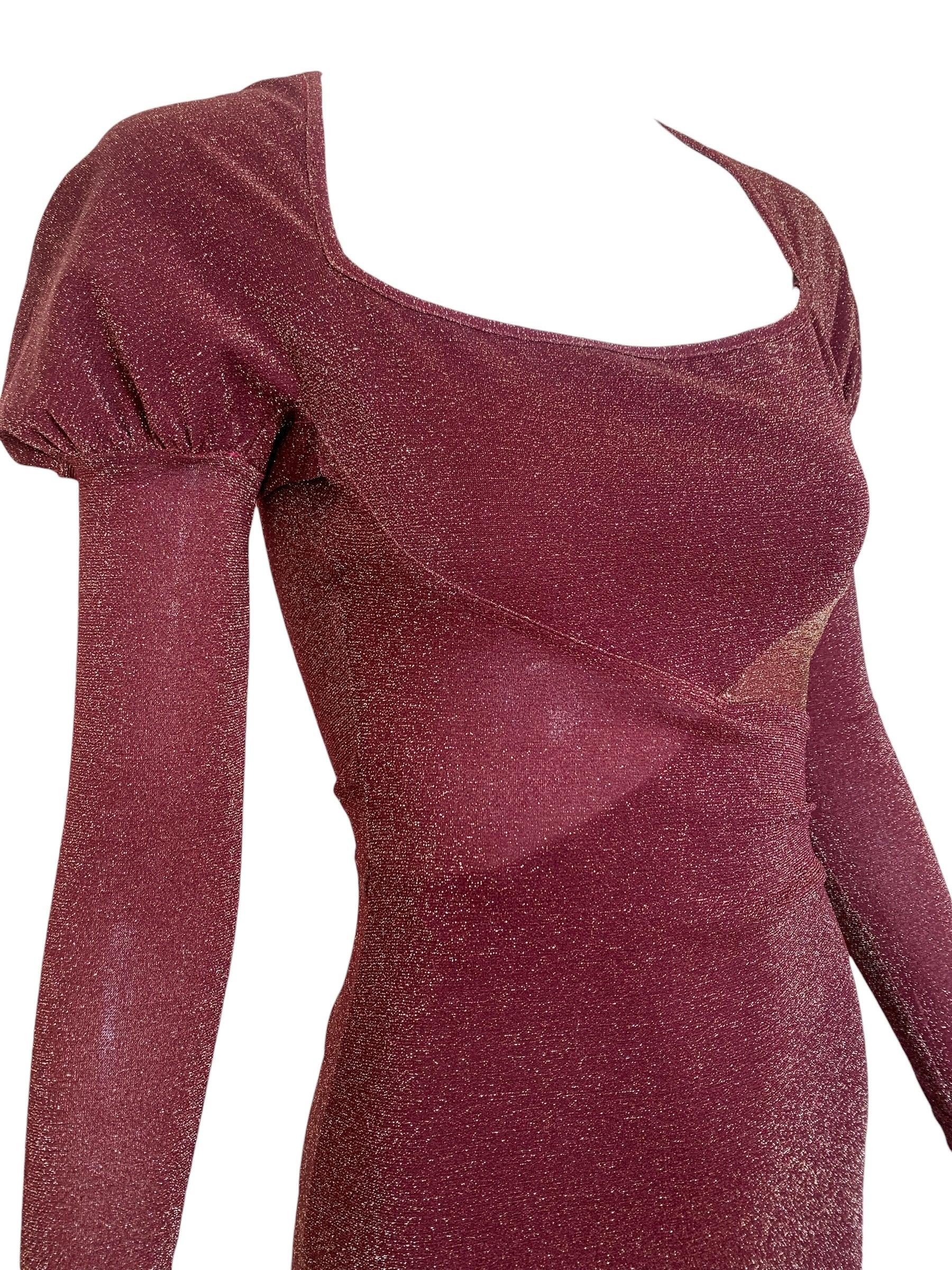 Minivestido RED LABEL by VIVIENNE WESTWOOD de los años 90 de Vivienne Westwood. A la cámara le encanta este lúrex de punto burdeos brillante. Las mangas princesa elevan esta silueta con un regio guiño a las clásicas galas Westwood. El complemento