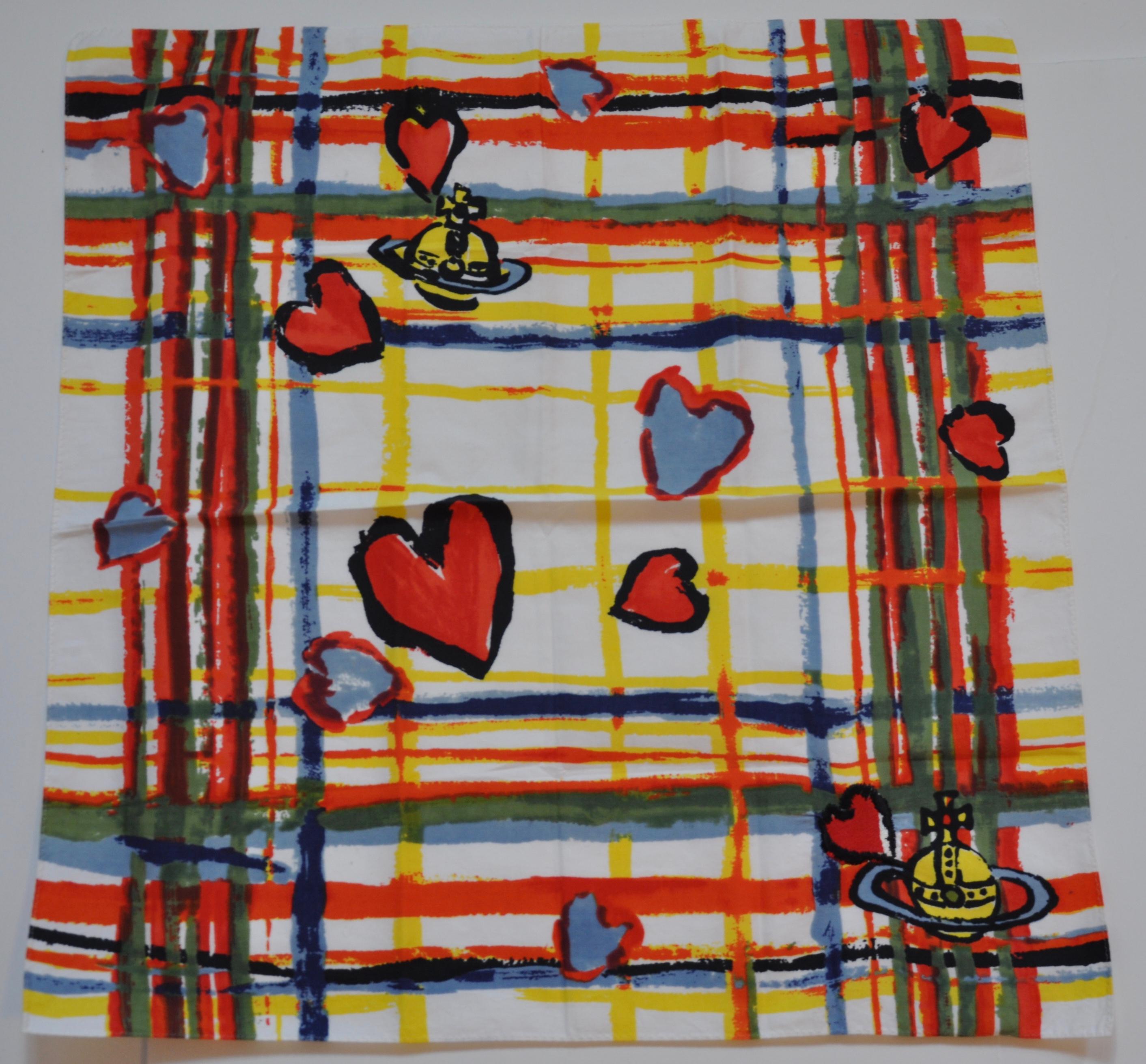     L'écharpe en coton avec logo Vivienne Westwood mesure 22 pouces par 23 pouces. Les bords sont roulés et fabriqués à Londres.