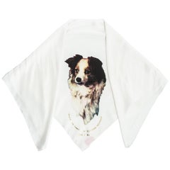 Foulard en soie imprimé chien Vivienne Westwood 'Always on Camera':: fw 1992