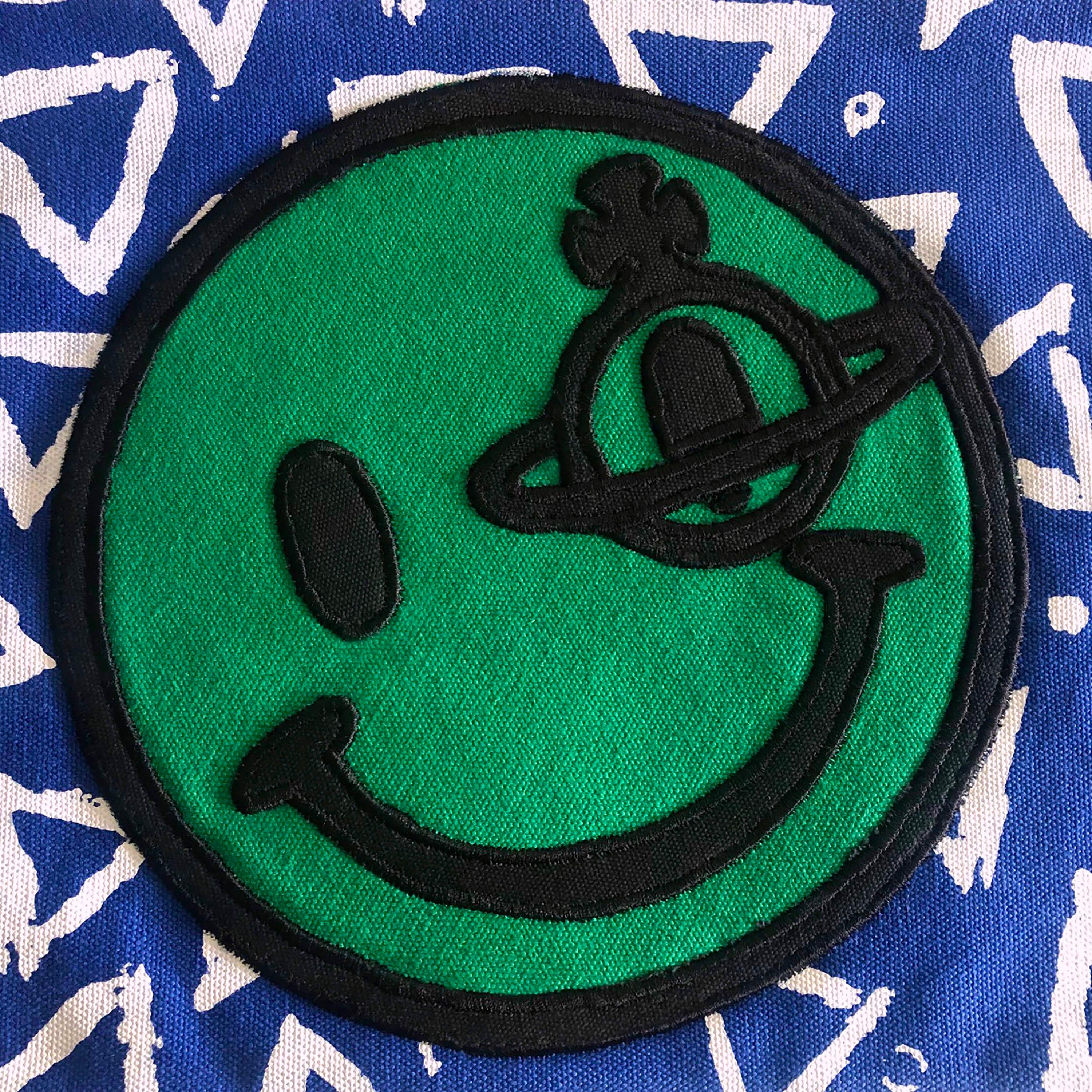 Product Details: Vivienne Westwood - Smiley Zip Pouch / Bag- Embroidered ‘Smiley Face’ & ‘Orb Logo’ Front Detailing - Zip Closure 
Label: Vivienne Westwood - Anglomania
Fabric Content: Heavyweight Cotton Canvas
Size: One Size
Length:  35 cm
Height: 