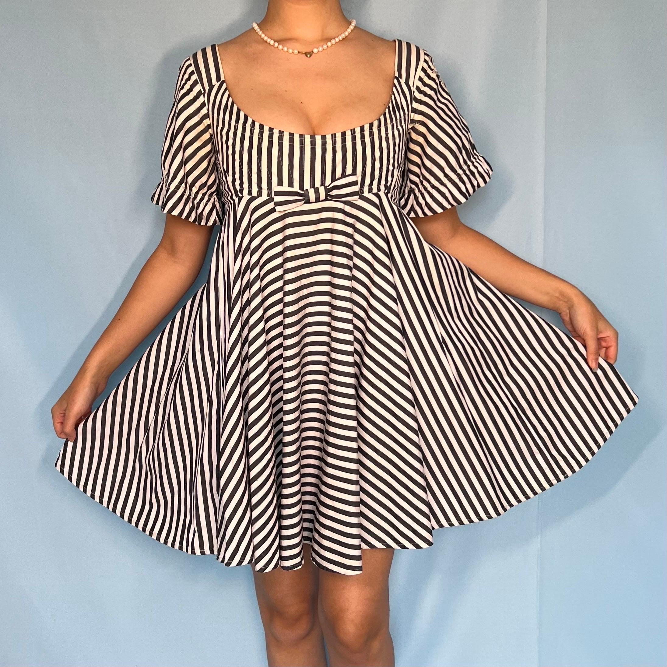 Vintage Vivienne Westwood

From Spring 1992

Black & white striped babydoll corseted dress 

Boned corset top inside dress 

Zip up centre back

Size IT 42 / UK 10 / US 6 

Measurements -

Bust of boned corset - 32” 

Length from centre neckline to