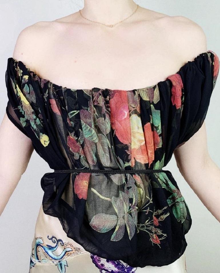 L'un des corsets vintage les plus rares de Vivienne Westwood - ce superbe modèle avec le fameux imprimé rose de la collection Printemps 1994 Café Society a une structure unique très intéressante.

Le corset proprement dit est fabriqué à partir d'une
