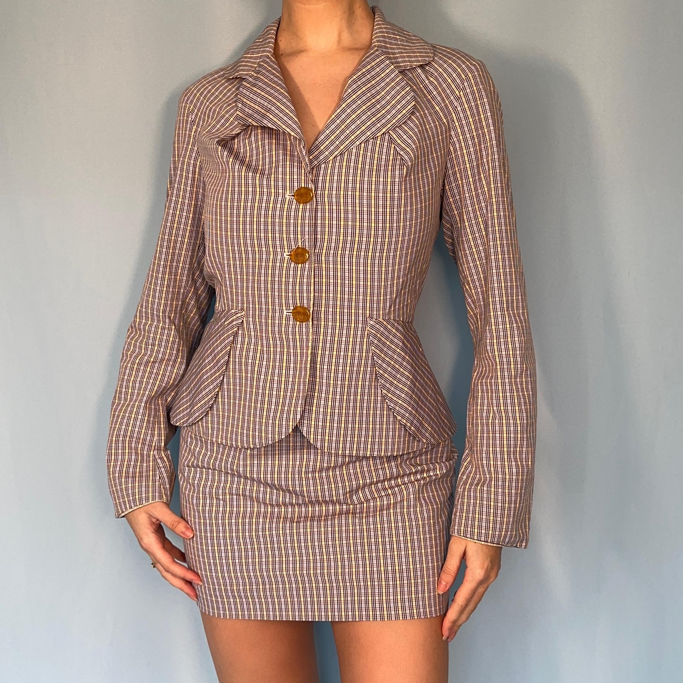 Vintage Vivienne Westwood

Spring 1994 “Cafe Society” collection 

Blue & yellow checked skirt & jacket suit set

Fitted blazer jacket 

High waisted mini skirt 

Zip up side of skirt 

Orb embossed buttons 

Size IT 40 / UK 8 / US 4

100% cotton